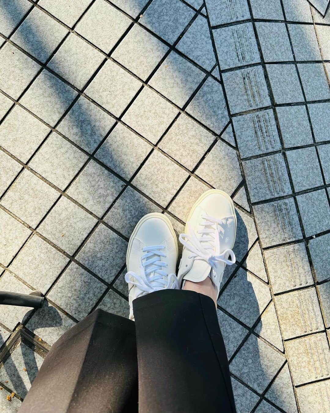 栗原恵さんのインスタグラム写真 - (栗原恵Instagram)「. 白のスニーカーを探しててやっと出逢えた👟  @naturalshoestore_jiyugaoka でgetした @veja のスニーカー オールブラックコーデに映える🤍  歩きやすくてお気に入り🌿  #pr #naturalshoestore  #veja #sneaker #ナチュラルシューストア」10月28日 15時06分 - megumi_kurihara_official