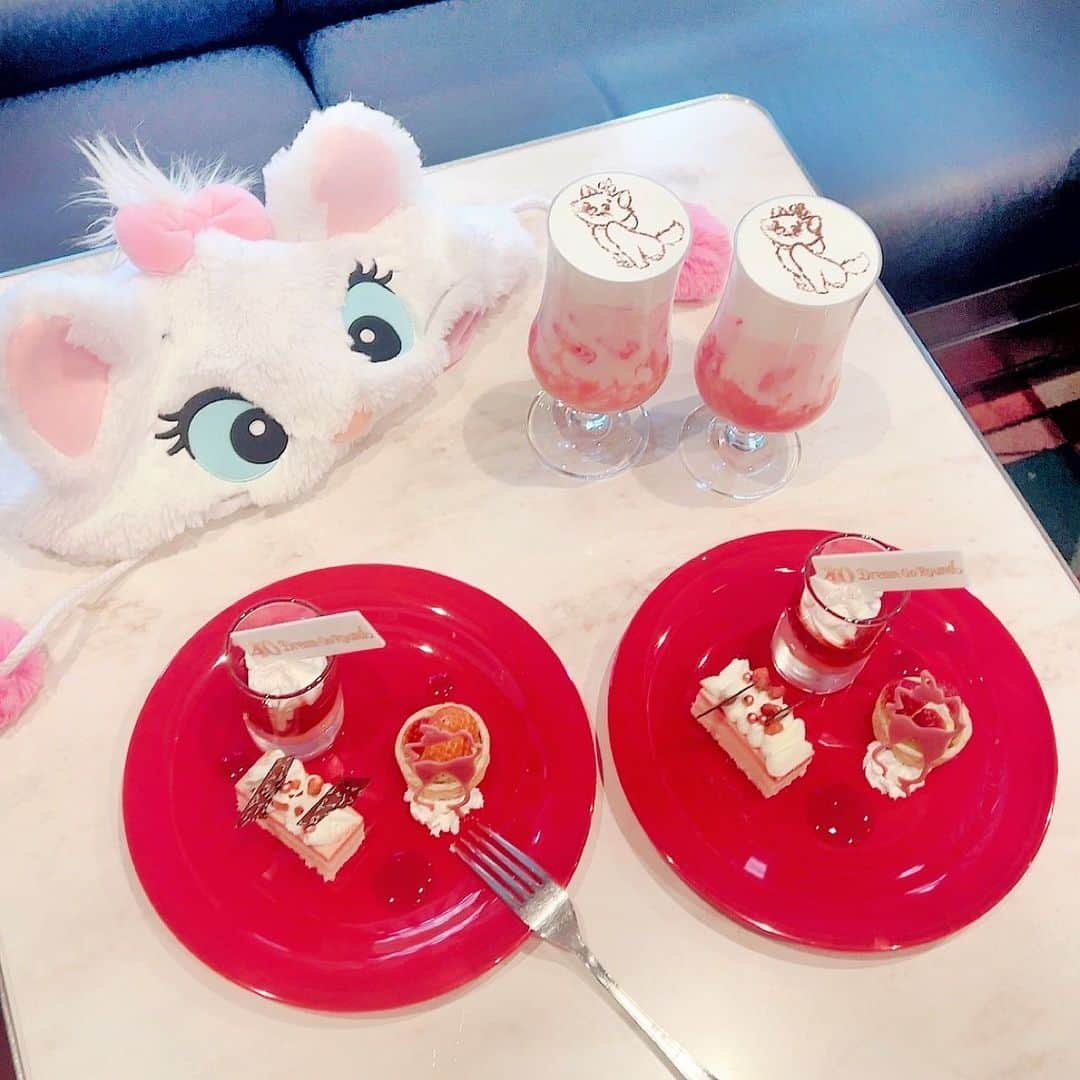 中井りかのインスタグラム：「センターストリートコーヒーハウスに めちゃくちゃくちゃかわいい マリーちゃんめにゅー^. ̫ .^ฅ🎀  いちごミルクがおいしすぎた🍓🍼♡♡  #tdl #tokyodisneyland  #disneyland #ディズニーランド　#東京ディズニーランド #東京ディズニーリゾート #ディズニーフード　#ディズニースイーツ　#センターストリートコーヒーハウス」