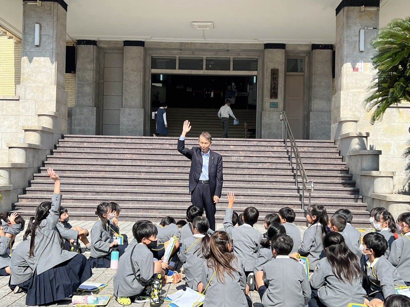 のインスタグラム：「【知事活動報告】 岩出市立上岩出小学校三年生の生徒さんたちが県庁に社会見学。たまたま、外出から帰庁した際に出会いましたので、歓迎のあいさつを。いろいろ質問したら、元気よく返事してくれました。学校では、給食と体育の時間が一番好きなんだと！私が小学生の頃とまったく同じでうれしくなりました。  #和歌山県 #小学生 #社会見学 #県庁」