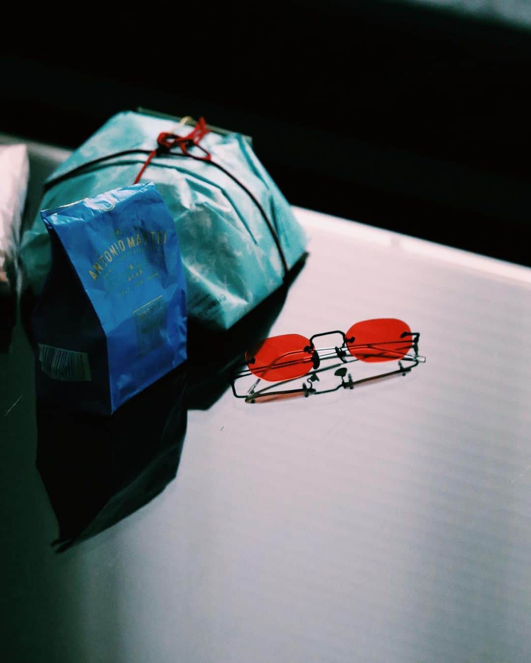 のインスタグラム：「海外から来た友人からもらったお菓子とオレンジ色の #STEELY でハロウィン気分」