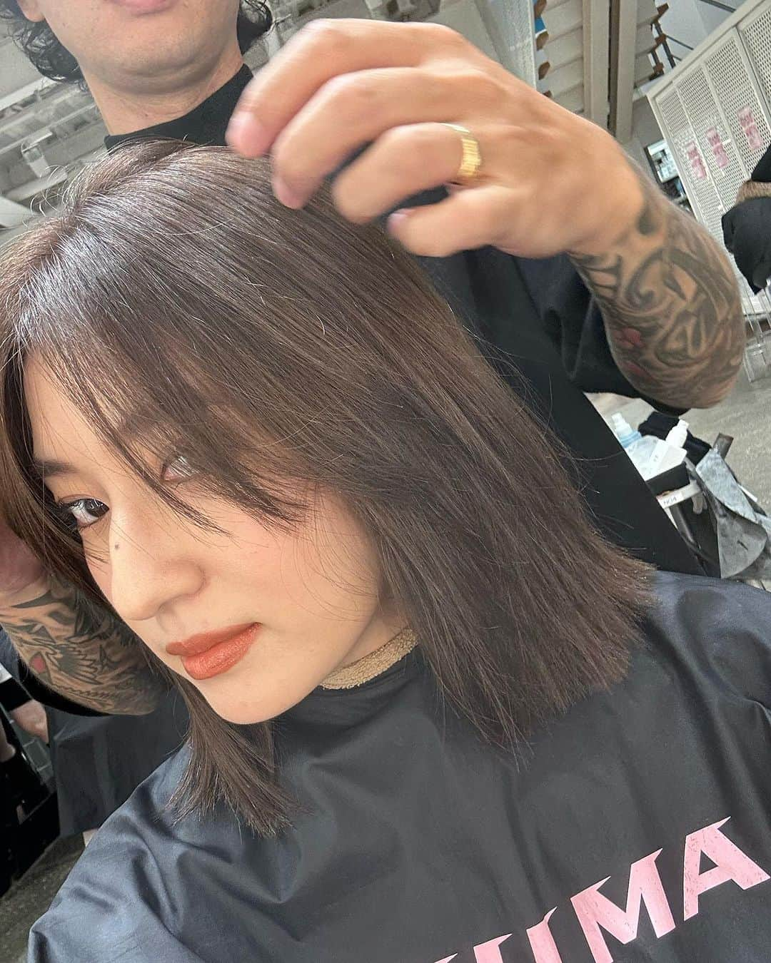 有末麻祐子さんのインスタグラム写真 - (有末麻祐子Instagram)「New hair💇🏻‍♀️ 結構切ったんだよ！ややボブミだけど、ボブまではいかない絶妙な長さ。さすが @kannohair  カラーも秋カラーでお任せ。 よく、セットしてない状態で見たいですとお声いただくので載せときます🧚‍♀️スワイプしてください😀 #ボブヘア#ロブヘア」10月28日 15時18分 - mayukoarisue