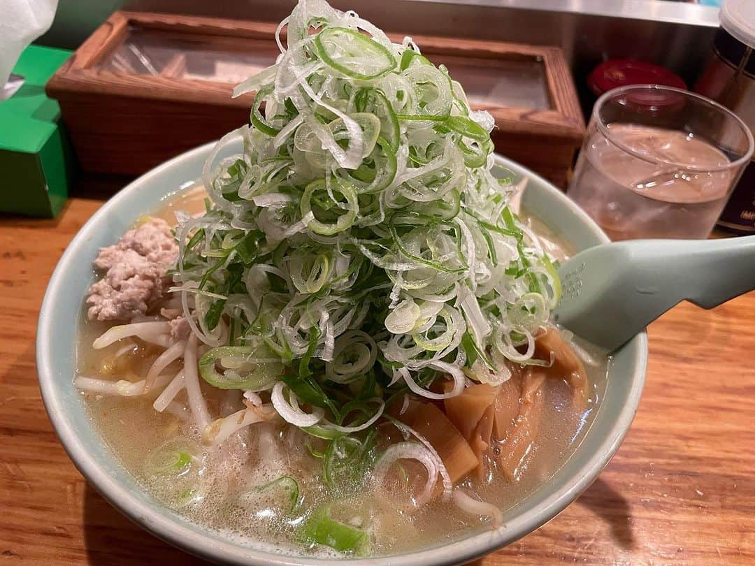 西井隆詞のインスタグラム：「札幌に何回も来てるのに スルーしてもうてた ラーメン店 喜来登へ行って来ました 土曜日なんで観光客や外国人と並ぶこと40分 やっと念願の味噌ラーメンにありつけました 富良野産のネギたっぷりあっさり味噌のラーメン うまかったです😋  #北海道 #札幌グルメ  #味噌ラーメン #喜来登  #並んだり #ネギたっぷり #ラジバンダリ #ラジバンダリ西井 #サッポロスタークラブ」