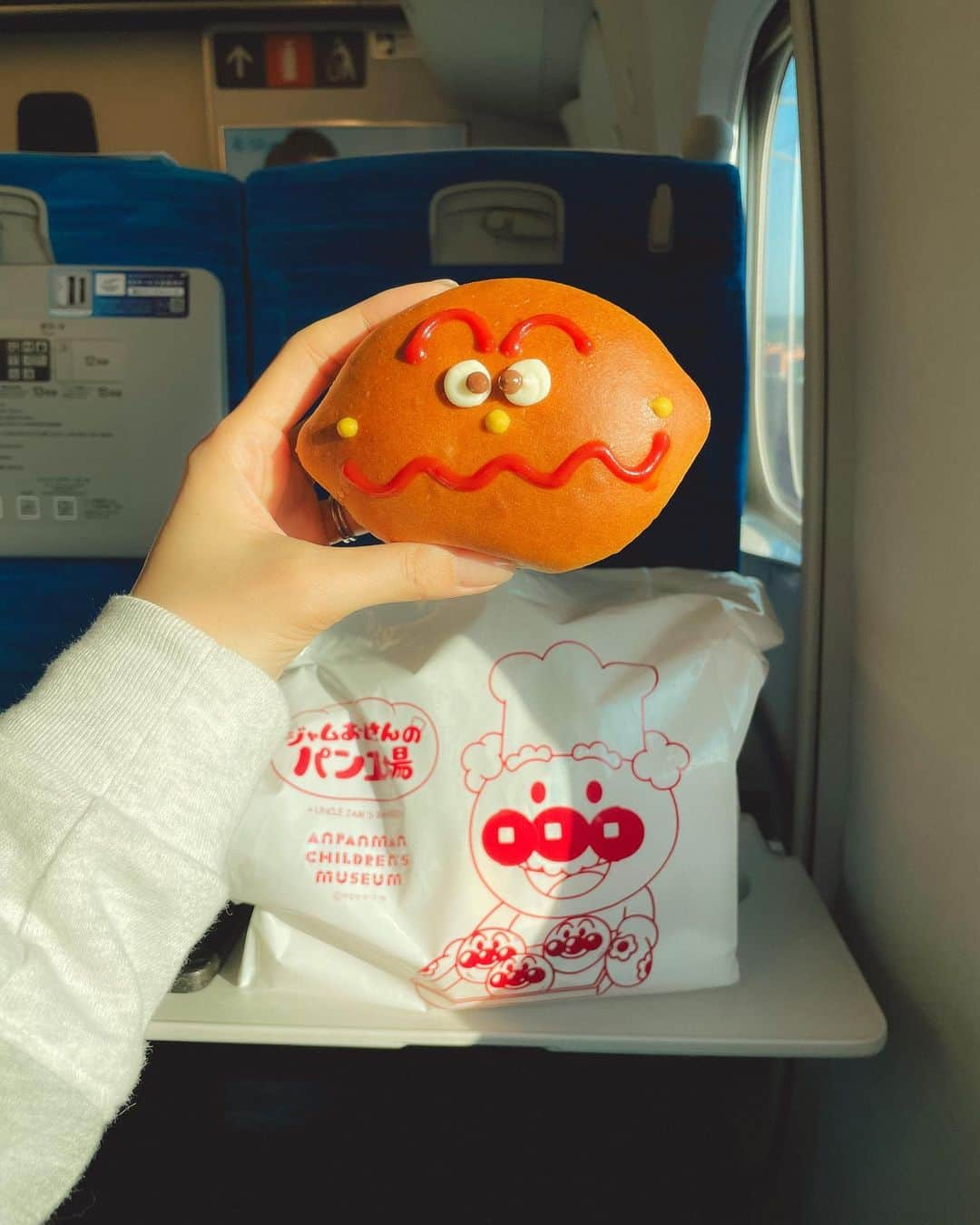 Karunaのインスタグラム：「🍞🥐🍔  最近将軍さんがアンパンマンにハマっていて こういうのはホットなうちに！ということで 先日日帰りでアンパンマンミュージアムへ🚄 私も初めて行ったけどすごく楽しめました✨ ずーっと嬉しそうに遊んでいる姿にキュン🥺 これが親の感覚なのか〜と幸せのため息😮‍💨💞 これからもたくさんいろんな所へ行こうね👨‍👩‍👦  #アンパンマン #福岡アンパンマン #おでかけ #思い出 #男の子ママ #1歳5ヶ月 #1歳6ヶ月」