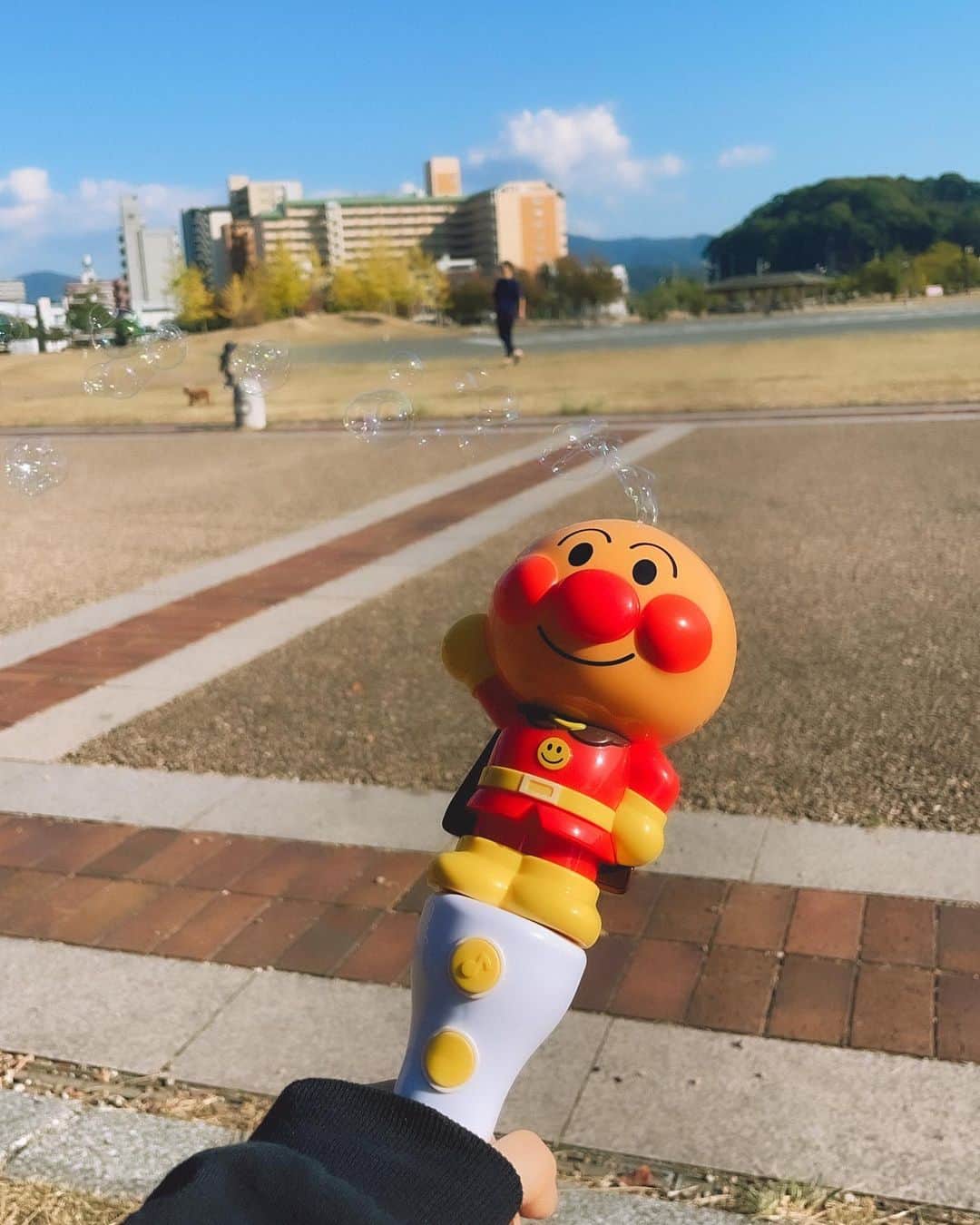 Karunaさんのインスタグラム写真 - (KarunaInstagram)「🍞🥐🍔  最近将軍さんがアンパンマンにハマっていて こういうのはホットなうちに！ということで 先日日帰りでアンパンマンミュージアムへ🚄 私も初めて行ったけどすごく楽しめました✨ ずーっと嬉しそうに遊んでいる姿にキュン🥺 これが親の感覚なのか〜と幸せのため息😮‍💨💞 これからもたくさんいろんな所へ行こうね👨‍👩‍👦  #アンパンマン #福岡アンパンマン #おでかけ #思い出 #男の子ママ #1歳5ヶ月 #1歳6ヶ月」10月28日 15時34分 - karuna0520