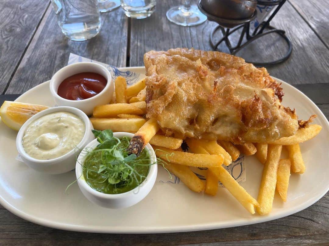 やまだひさしのインスタグラム：「孤独のグルメ イギリス英語圏だけに名物実食 フィッシュ&チップス 断然UKで食べるより美味いが、 3人位でシェアして食べたいサイズ。。 毎日食べ続けたら巨人に変身できそう。 なんでフライドポテトをチップスって呼ぶのかなぁ？そんなに軽くないけどw  #やまだひさし #ラジオ #DJ #グルメ」