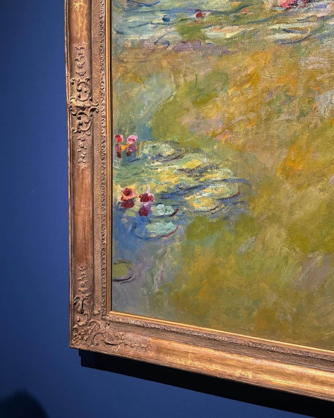 浅見姫香さんのインスタグラム写真 - (浅見姫香Instagram)「There is a work by Monet called “Le Bateau-Atelier”. It is said that he painted his works on the atelier boat while being swayed by the Seine River. There is a work called "Claude Monet Painting in his Studio" by Manet, a painter who was active at the same time as him. It depicts Monet painting on a boat, with his wife Camille next to him. After losing his wife, he began painting fewer people. He remarried Alice, the wife of his patron. In his later years, he developed cataracts and gradually lost his eyesight, but he still left behind paintings that exude a sense of dynamism. He was influenced by Japonism, collected ukiyo-e prints, and painted his wife (Camille) wearing a kimono. In Japanese Buddhist thought, the “lotus” in water lilies has the meaning of sharing a shared destiny, regardless of whether things are good or bad. I wonder how he felt when he painted water lilies after his wife's death. I felt like I could feel a little bit of his sadness behind the bright colors.  モネの「モネのアトリエ船」と言う作品がある。 彼は、セーヌ川に揺られながらそのアトリエ船の上で作品を描いていたそう。彼と同時期に活躍した画家のマネが「アトリエ舟で描くクロード・モネ」と言う作品を残しているが、そこには船の上で絵を描くモネと、彼の横には妻であるカミーユが描かれている。 彼は、妻を亡くしてからあまり人を描かなくなった。そして、彼のパトロンの妻であったアリスと再婚。晩年は白内障になり、だんだんと視力を失いながらも躍動感が漂う絵を残していた。彼は、ジャポニズムに影響を受け、浮世絵を収集し、着物を着せた妻(カミーユ)の絵も残していた。 日本の仏教思想で、睡蓮の「蓮」には、一蓮托生(事の善悪にかかわらず運命を共にする関係)と言う意味があるそう。彼は妻の死後、睡蓮をどんな気持ちで描いていたのだろうか。 鮮やかな色彩の奥に、彼の切なさが少し見え隠れした。」10月28日 15時28分 - himeka_asami_official