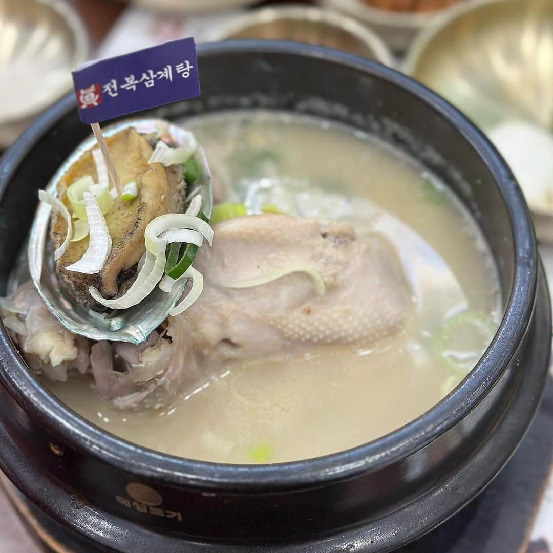 Mika Jimboのインスタグラム：「【アワビ参鶏湯🍲】  🇰🇷 진전복삼계탕 압구정직영점(ジンアワビサムゲタン) 📍 Seoul/Abgujeong  狎鴎亭にある鮑参鶏湯のお店。 @rei.furuhashi が連れて行ってくれたお店でめちゃんこ美味しくて優しい味に感動🤤❤️  辛いお鍋もかなり美味しくてめっちゃ最高💯 あと、なんで料理なのかわかんないけどご飯が炒めてあるやつ！バター味のやつ！！  めっっっっっっちゃ美味しい🤤 あれ好きすぎる〜❤️  ここのお店は二日酔いの日にも食べたいね。 しかし量が多いから参鶏湯シェアで、あとはご飯のやつとか頼むのがちょうどいいかも👍  絶対また行きたい🐔  #진전복삼계탕압구정직영점  #韓国グルメ#韓国ごはん#ソウルグルメ #ソウル旅行 #韓国旅行 #狎鴎亭#狎鴎亭ロデオ #狎鴎亭グルメ #江南#江南グルメ #江南ランチ #カンナム#カンナムランチ」