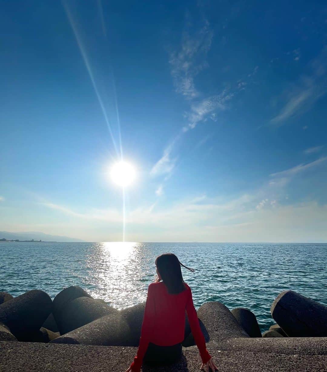 新井美羽のインスタグラム：「修学旅行に行ってきました！  見知らぬわんちゃんに会い、 ついて行ったら景色の綺麗な海に案内してくれたんです🐶  ワンコ元気かなあ」