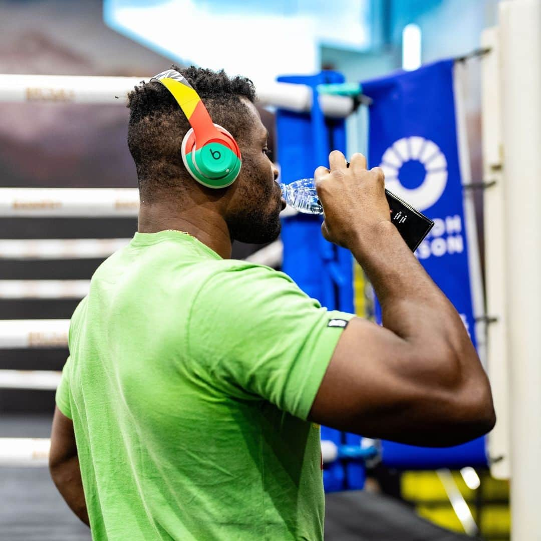 ビーツ・エレクトロニクスさんのインスタグラム写真 - (ビーツ・エレクトロニクスInstagram)「All the way to Riyadh 🥊 🌟Let’s get it @francisngannou」10月28日 16時01分 - beatsbydre