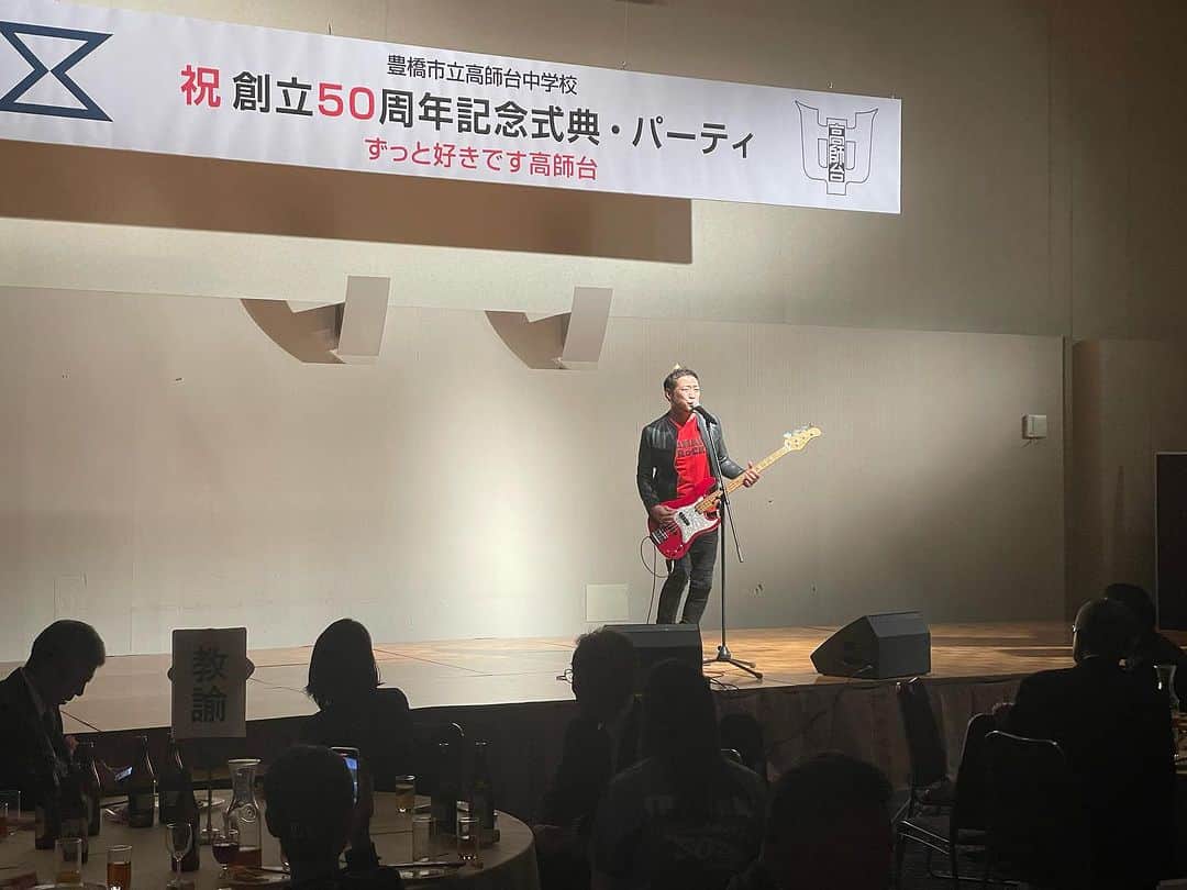 はなわさんのインスタグラム写真 - (はなわInstagram)「今日は朝から #豊橋市 へ。 #高師台中学校 の創立50周年式典パーティーでミニライブをやらせて頂きました。 盛り上がって楽しかった＾＾ ありがとうございました😊」10月28日 15時31分 - naoki_hanawa