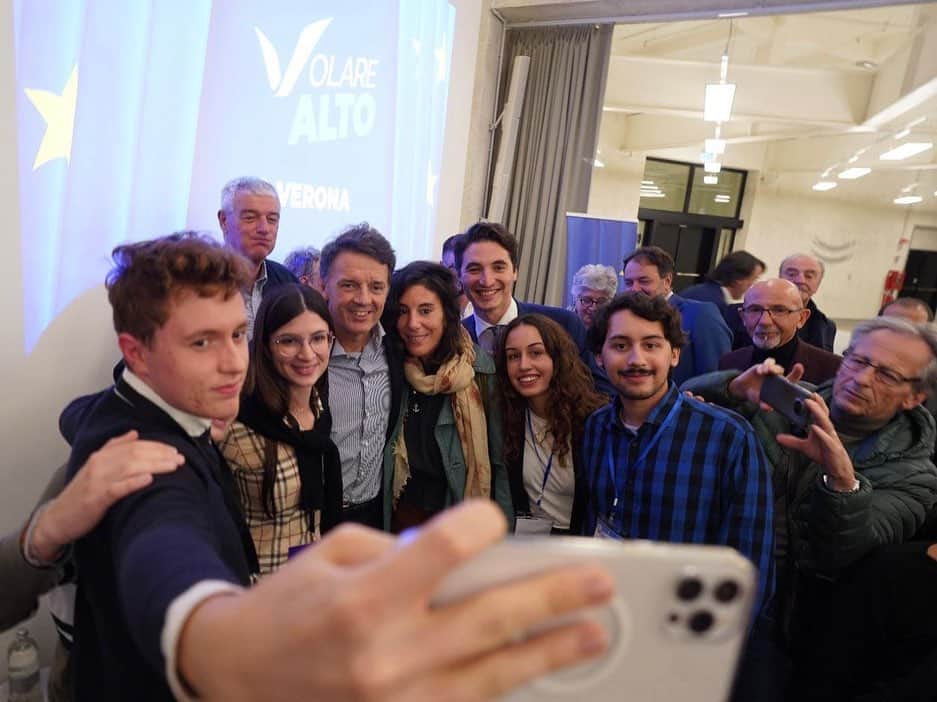 マッテオ・レンツィのインスタグラム：「Volare Alto! Che bello ritrovare l’entusiasmo, gli abbracci, l’energia di chi è pronto a mettersi in gioco con me in vista delle Europee 2024. Ieri a Torino e Verona. Oggi Napoli e Bari.  Vi aspetto. E sono felice di condividere con voi questa sfida. Insieme」