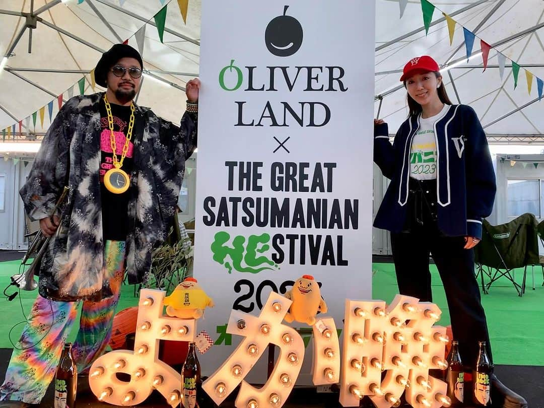 浜崎美保のインスタグラム：「あれから一週間🫧  10月21日(土) 『OLIVER LAND × THE GREAT SATSUMANIAN HESTIVAL 2023』初日🫒🌋  4年振り。  やっと。やっと。やっとの開催。  舞台袖でアーティストのみなさんと熱狂するお客さんを見ながら、この日を迎えられて本当に良かったと何百回感じたことか。  初回の2018年、2年目の2019年ももちろん忘れられない夢のような時間でしたが、2023年は特別な思いが込み上げるヘスとなりました。  足を運んでくださったみなさん、最高の思い出ができましたね😭たくさんの応援もありがとうございました😭まだまだ余韻に浸れるように、本日18時〜のSEA SIDE ZOMBIEはLIVE直後のアーティストのみなさんのインタビューをお届けします🌋必聴⚡️  発起人のタブさん、実行委員のみなさん、日置市のみなさん、各セクションのスタッフのみなさん、ボランティアのみなさん、2日間本当にお疲れ様でした🌋鹿児島を心から楽しみながら沸かせてくださったアーティストのみなさん、ありがとうございました‼‼︎また来年も、まだ見ぬ景色が見られますように✨  #THEGREATSATSUMANIANHESTIVAL2023 #THEGREATSATSUMANIANHESTIVAL #THEGREATSATSUMANIAN #OLIVERLAND #オリバーランド #サツマニアン #オリバニアン #鹿児島 #日置市 #東市来総合運動公園 #鹿児島オリーブ #日置オリーブ #musicfestival #ヘス  オープニングでダイノジさんとともにエアーギターを披露してくださった日置市の永山市長、最高でした🥹🎸⚡️なぜか私たちもやらざるを得ない状況になったんですが🥹、裏話などもゆっくりSSZでお届けしていきます🤭🫒  衣装はオリバニアンofficial Tシャツ＆ @woodblock_79 さんでした🙏✨  cap＆baseball shirt、かわえ〜😍」