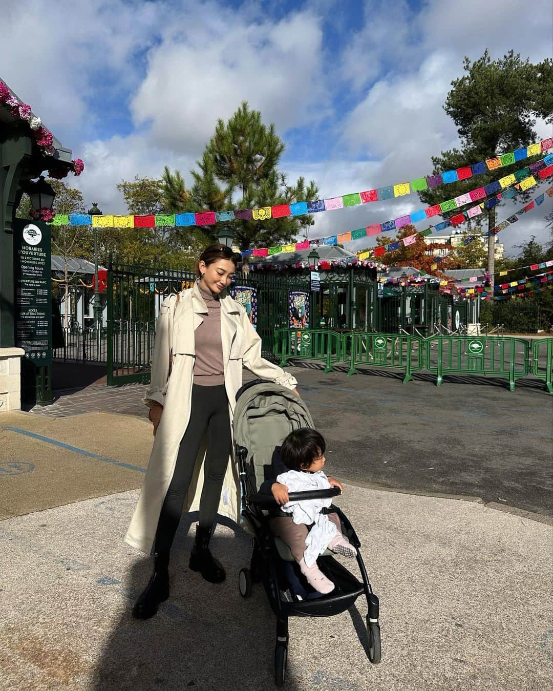 里海さんのインスタグラム写真 - (里海Instagram)「まだちっちゃいから、きっと忘れてしまうかもですが 時差ボケをなおすために、ママが血眼になって 日中寝ないように遊び倒した🇫🇷での思い出😂  子供と過ごす楽しい時間が私の幸せです😊  たくさん魅力的な遊び道具がある遊園地でした🎠  @gapkids_jp のアウターが役立ちました😊 ストローラーは　@babyzenjapan  街中も　@babyzenstrollers だらけです！  今までは自分の人生を楽しんでいましたが 今は子供のために楽しい事を見つけるのが 楽しいです😊  🐶プーちゃんは東京で住み込みで 友人が見てくれていて 安心です💕  今夜はラグビー🏉決勝戦！ 目的は、ここです！w 🇿🇦vs🇳🇿  #rugbyworldcup2023 #paris」10月28日 15時39分 - satoumi0330