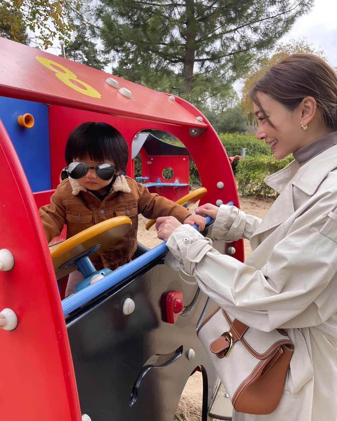 里海さんのインスタグラム写真 - (里海Instagram)「まだちっちゃいから、きっと忘れてしまうかもですが 時差ボケをなおすために、ママが血眼になって 日中寝ないように遊び倒した🇫🇷での思い出😂  子供と過ごす楽しい時間が私の幸せです😊  たくさん魅力的な遊び道具がある遊園地でした🎠  @gapkids_jp のアウターが役立ちました😊 ストローラーは　@babyzenjapan  街中も　@babyzenstrollers だらけです！  今までは自分の人生を楽しんでいましたが 今は子供のために楽しい事を見つけるのが 楽しいです😊  🐶プーちゃんは東京で住み込みで 友人が見てくれていて 安心です💕  今夜はラグビー🏉決勝戦！ 目的は、ここです！w 🇿🇦vs🇳🇿  #rugbyworldcup2023 #paris」10月28日 15時39分 - satoumi0330