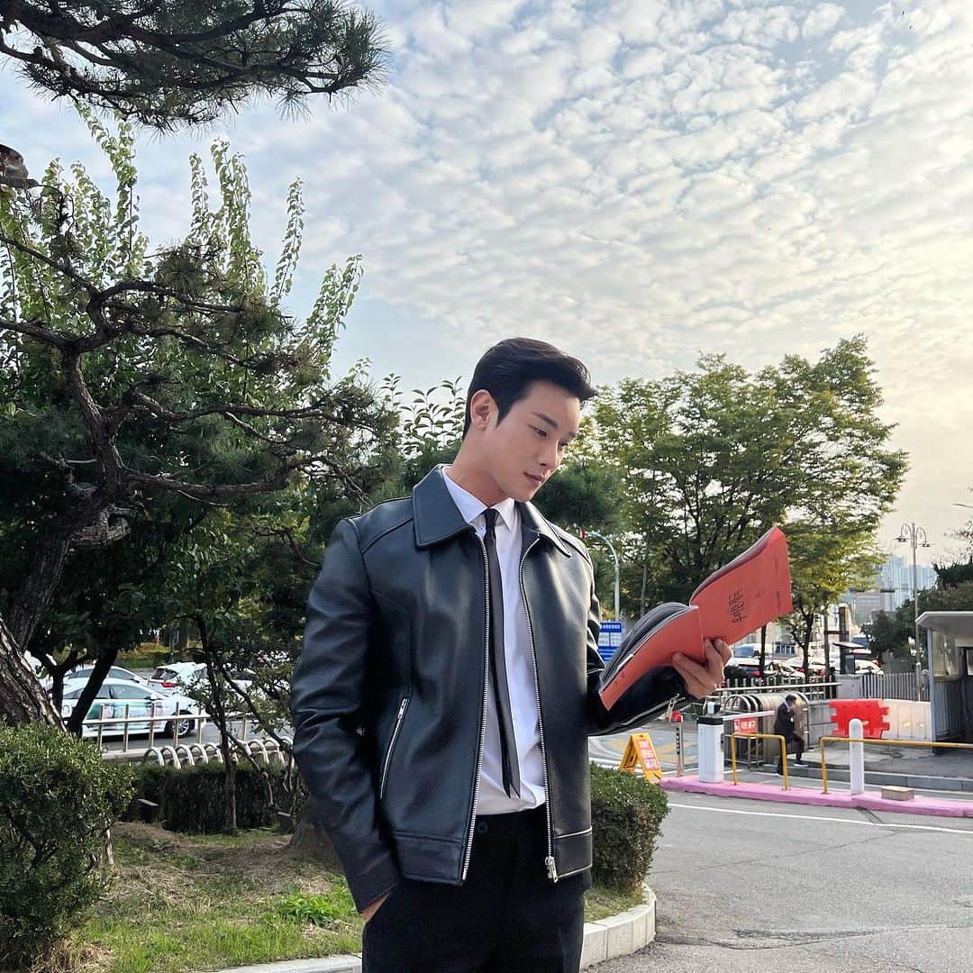 Lee Si-gangさんのインスタグラム写真 - (Lee Si-gangInstagram)「가을하늘 공활한데🍁 (나는 촬영중)🍁  @206hommebyjld_official  秋だわ！飽きないように！🤣」10月28日 15時41分 - lee_si_kang