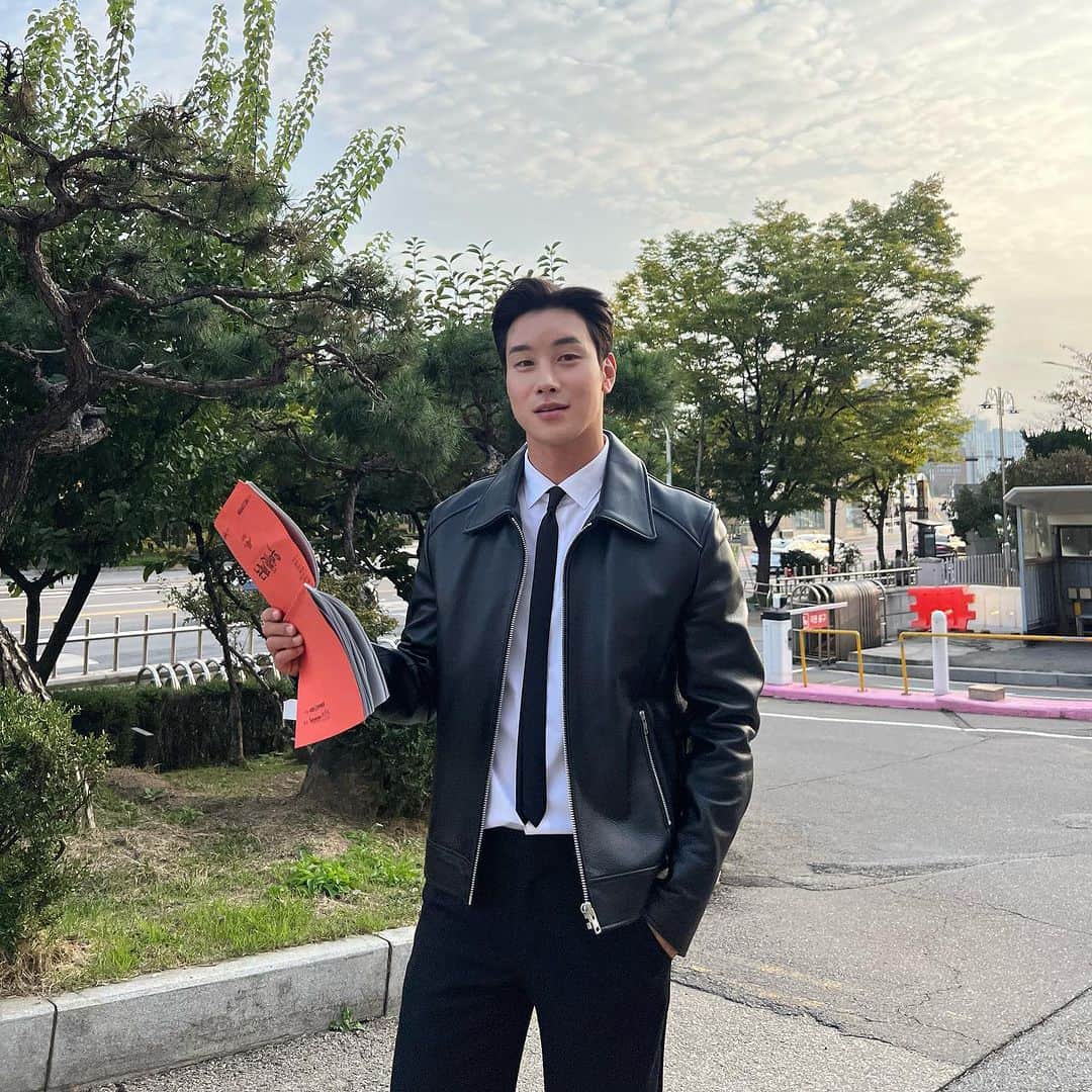Lee Si-gangさんのインスタグラム写真 - (Lee Si-gangInstagram)「가을하늘 공활한데🍁 (나는 촬영중)🍁  @206hommebyjld_official  秋だわ！飽きないように！🤣」10月28日 15時41分 - lee_si_kang