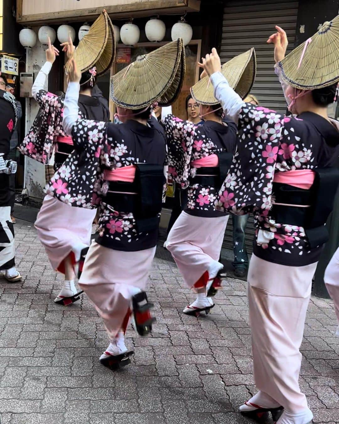 佐藤竜雄のインスタグラム：「阿波おどり見ながら遅い昼食 #高円寺フェス #中通り商店街 #街はにぎやか」