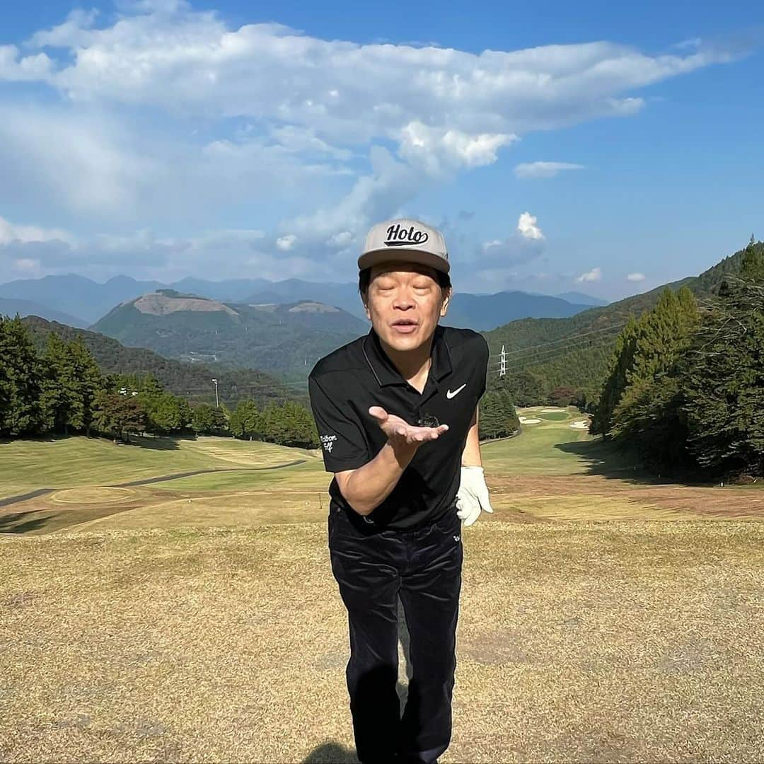 ホトゴルフ（蛍原徹）さんのインスタグラム写真 - (ホトゴルフ（蛍原徹）Instagram)「最高の天気、さいこうのけしきに思わず目を細める蛍原徹です。  オリムピックナショナルゴルフクラブ　サカワコースで 撮影させて頂きました。  頑張って山岳コースに立ち向かいました！ 近々公開します！」10月28日 15時51分 - hotogolf