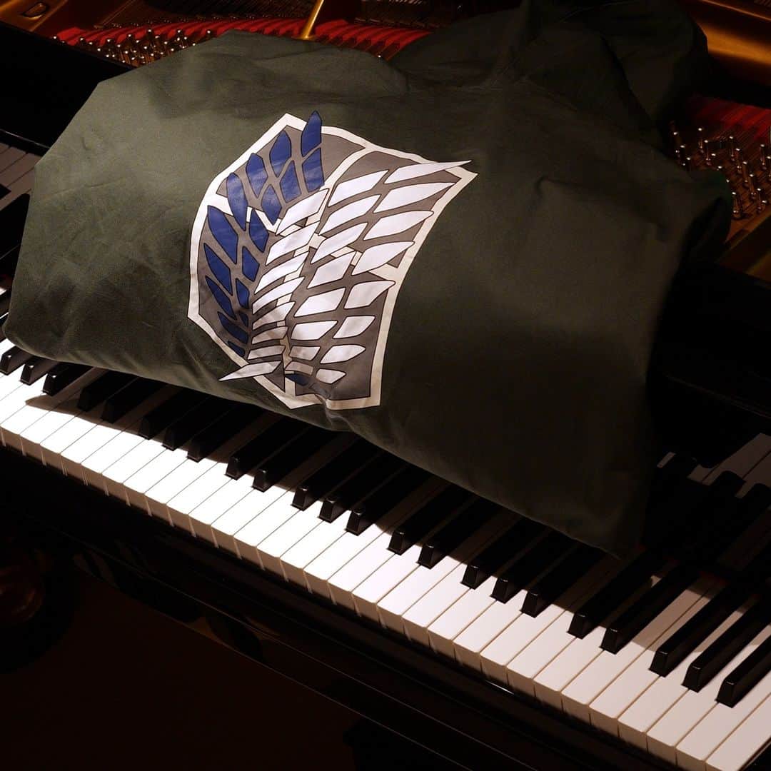 Animenz（アニメンズ）のインスタグラム：「Sasageyo to Hange!! I am uploading a new Attack on Titan piano arrangement on my YouTube channel tonight!  Hard to believe the anime of Attack on Titan will finally air its last episode next week. It's been a decade already since the very first episode has aired - truly the end of an era for all Attack on Titan fans, including me.  #attackontitan #piano #hangezoe」