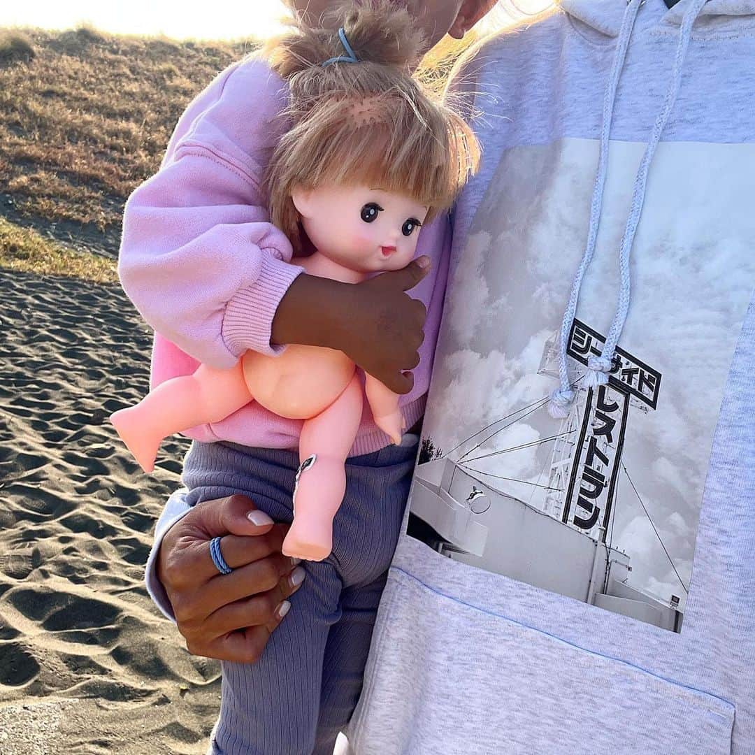 中川珠里さんのインスタグラム写真 - (中川珠里Instagram)「もうすぐ2歳、、👧🏽  まだまだ人見知りとママっ子だけど 最近は歳上チームに自ら仲間入りしてる場面が見れて 微笑ましい☺️  眠くて機嫌悪い時の標的はいつだって兄で にーに、いやー‼️と悲鳴で叩いたりして笑　 強い妹とやられっぱなしで笑ってる優しいのび太  今日のランチもポテトを顔面に投げつけられて のび太は笑ってたなぁ👦🏽  前まで慌ただしかった3人での移動やらも 楽しくなってきた最近です🎵」10月28日 15時48分 - juri1104