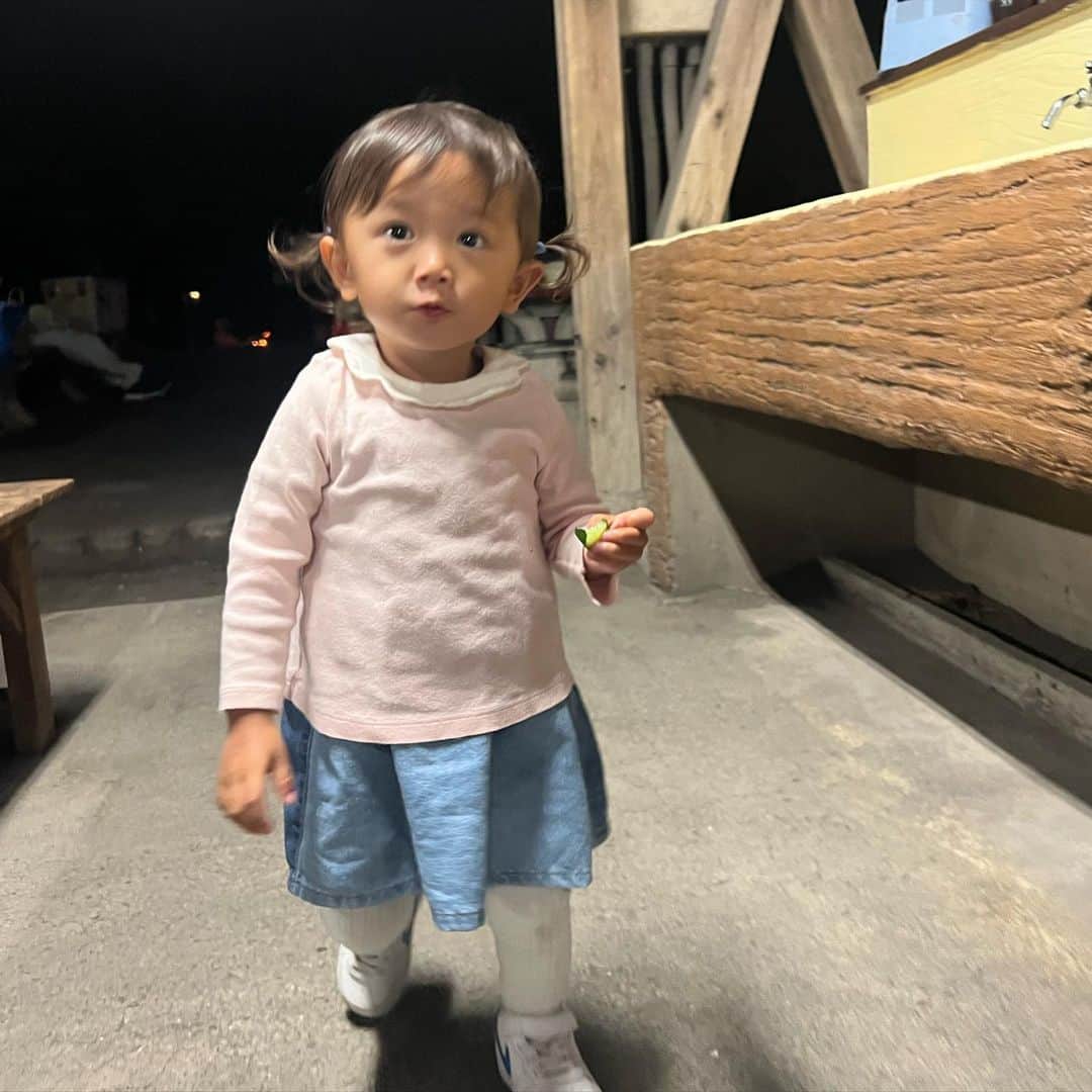 中川珠里さんのインスタグラム写真 - (中川珠里Instagram)「もうすぐ2歳、、👧🏽  まだまだ人見知りとママっ子だけど 最近は歳上チームに自ら仲間入りしてる場面が見れて 微笑ましい☺️  眠くて機嫌悪い時の標的はいつだって兄で にーに、いやー‼️と悲鳴で叩いたりして笑　 強い妹とやられっぱなしで笑ってる優しいのび太  今日のランチもポテトを顔面に投げつけられて のび太は笑ってたなぁ👦🏽  前まで慌ただしかった3人での移動やらも 楽しくなってきた最近です🎵」10月28日 15時48分 - juri1104