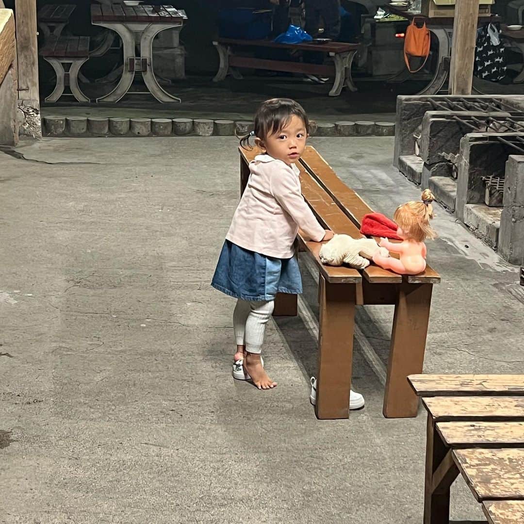 中川珠里さんのインスタグラム写真 - (中川珠里Instagram)「もうすぐ2歳、、👧🏽  まだまだ人見知りとママっ子だけど 最近は歳上チームに自ら仲間入りしてる場面が見れて 微笑ましい☺️  眠くて機嫌悪い時の標的はいつだって兄で にーに、いやー‼️と悲鳴で叩いたりして笑　 強い妹とやられっぱなしで笑ってる優しいのび太  今日のランチもポテトを顔面に投げつけられて のび太は笑ってたなぁ👦🏽  前まで慌ただしかった3人での移動やらも 楽しくなってきた最近です🎵」10月28日 15時48分 - juri1104