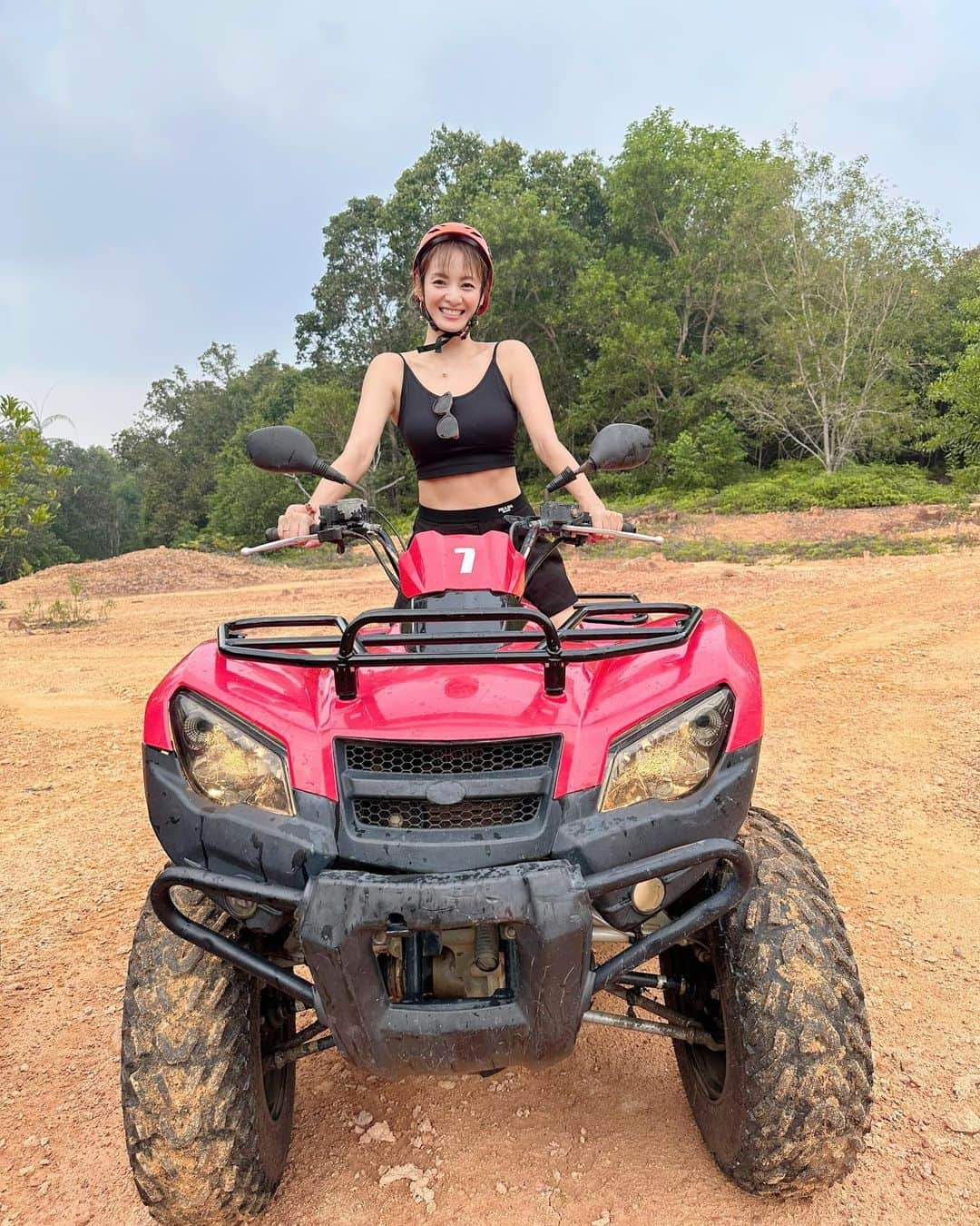 畑田亜希のインスタグラム：「@nirwanabintan 🏖️  アクティビティが豊富で今回やってみたかった#ATV ride 🚜  木の枝を掻き分けながらジャングルの中をグングン進んで、絶対タイヤ持ってかれると思い躊躇してなかなか進めなかった😅巨大水溜りの中も入ってスリル満点！！  このまま遭難するんじゃないかと思うくらいのジャングル😂🌲🌳🪵  私は倒れないか怖すぎてずーっとノロノロ運転😅  慣れたらもっと楽しめるかな😆 大自然に囲まれてハラハラドキドキすっごく楽しかった💕  色んな体験が出来て家族連れにもホントにおすすめ❤️  #2023 #bintan #bintanisland #nirwana #nirwanaresort #atvride  #shorttrip」