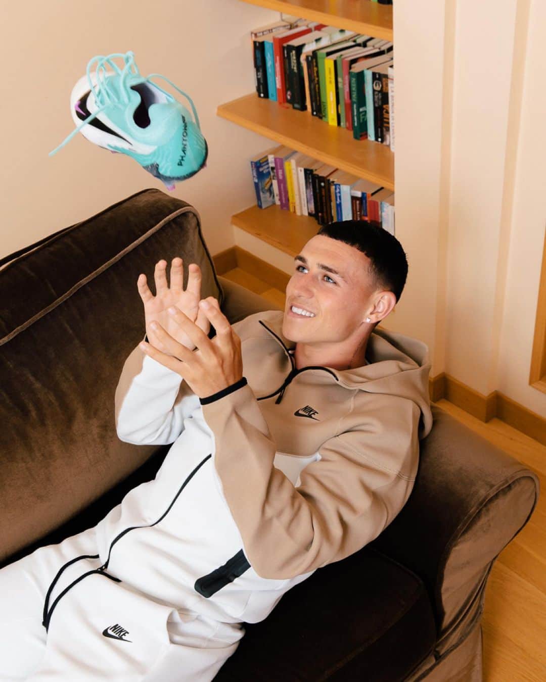 ナイキフットボールのインスタグラム：「Derby day or training day, @Philfoden is Peak Ready for precision in the 𝐏𝐡𝐚𝐧𝐭𝐨𝐦 𝐆𝐗 with sticky Nike GripKnit for precise ball control 🎯↗️   #NikeFootball」