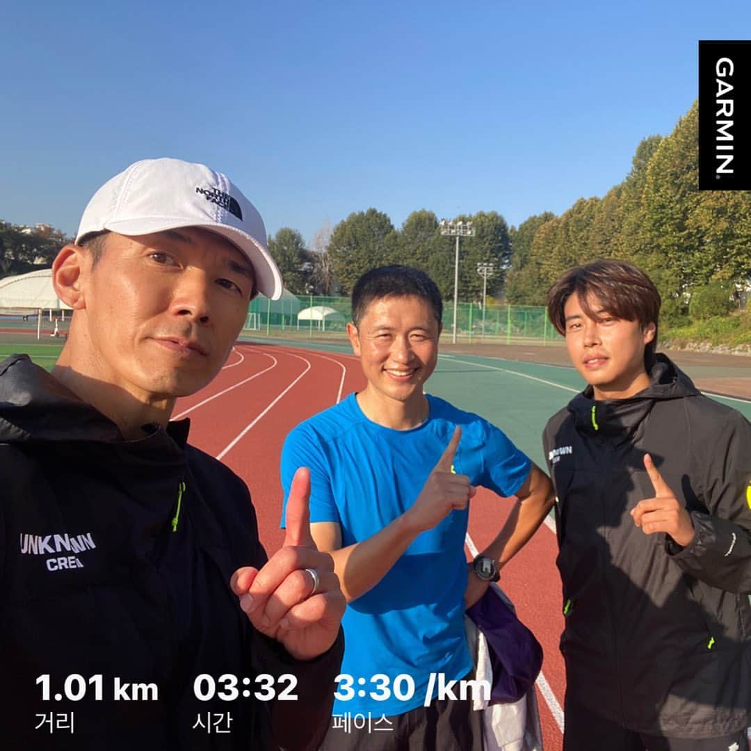 ジヌションのインスタグラム：「🏃‍♂️ D-1 춘천마라톤 몸풀기 30분 리듬 러닝 6km 100m 질주 2회 1km 3:30 페이스 1200m 쿨다운 @0923mara 권은주 감독님과 함께 준비한 4개월 마지막 훈련.#RUNWITHJUDY 드디어 내일 가을의 전설에 도전합니다. 춘천마라톤 풀코스 Sub3에 성공하면 내가 달린 42.195km, 1m당 1000원씩 42,195,000원을 다음달에 착공에 들어가는 국내 최초 루게릭요양병원 건립을 위해서 승일희망재단에 기부합니다.  내게 능력 주시는 자 안에서 내가 모든 것을 할 수 있느니라 빌립보서 4장 13절  우리는 선한 마음을 가지고 건강한 삶을 위해 런한다 #UNKNOWNCREW #언노운크루 @sihope1004」
