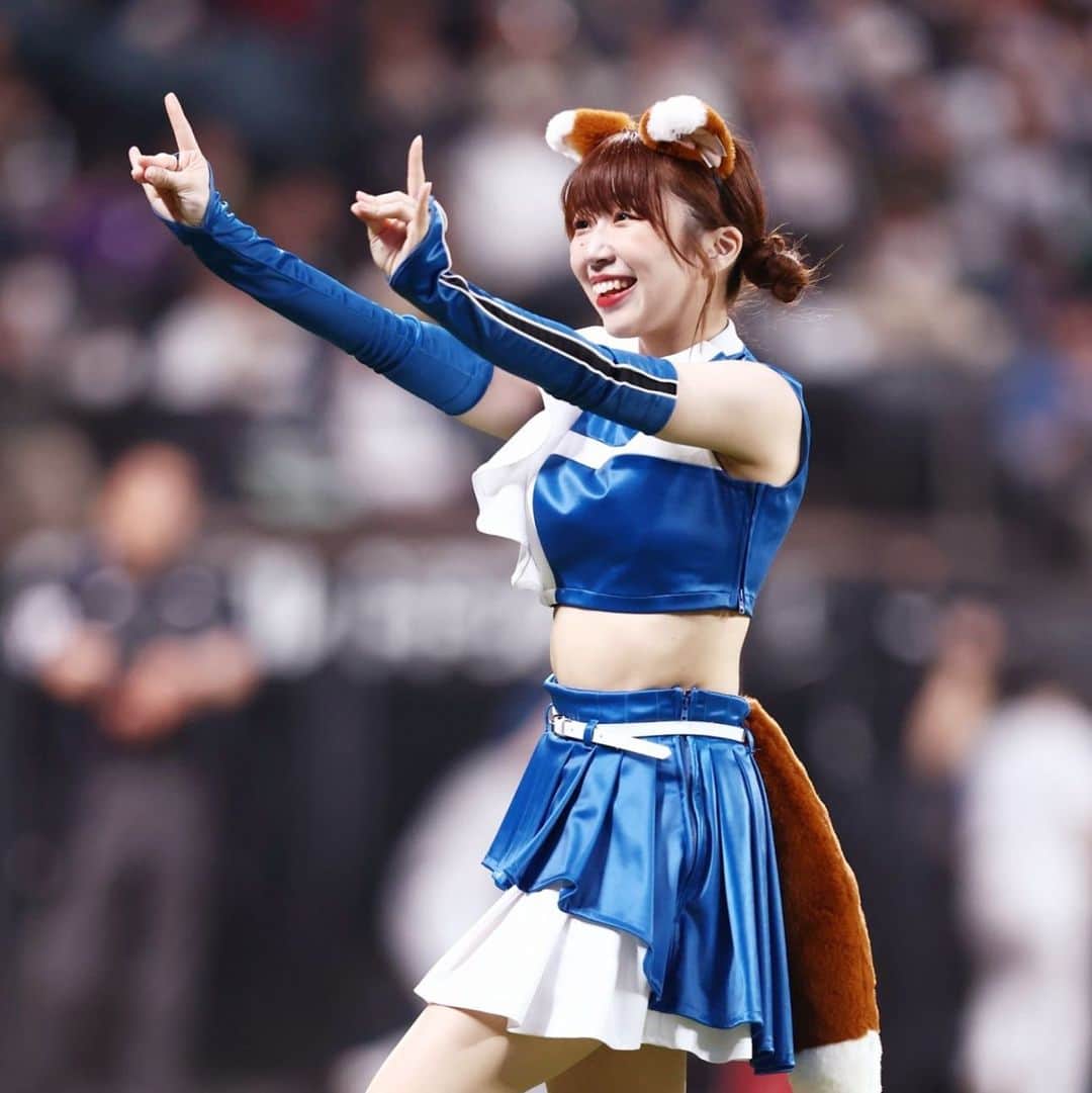 ファイターズガールのインスタグラム：「. 皆さんこんにちは！ ファイターズガール1年目の上山真奈です🐱  急激に寒くなり冬まっしぐらの北海道で 愛猫と共に床暖房でぬくぬくしている、まなぽんです🐱  今シーズンもファイターズへの熱い応援ありがとうございました！ エスコンフィールドHOKKAIDO、開業1年目にファイターズガールになれ 皆さんと応援できた全ての日は私の人生の思い出となりました✨  エスコンフィールドHOKKAIDO開幕戦初日、 最初のお出迎えの瞬間は今でもはっきりと覚えています！ 入場したファンの皆さんの目がキラキラと輝いていたのをこれからも忘れないで精進していきたいと思います。  また北海道各地のイベント等に参加する事ができ、 普段お会いする事がなかなか難しい方々にもお会いできて本当に嬉しかったです！ 北海道には沢山のファイターズファンがいるんだなと改めて体感する事ができました！  またTigersGirlsさん、M☆Splash!!さん、Honeysさんと北海道でお会いできて嬉しかったです❤️ また来年も皆さんとお会いできたら嬉しいです！  ここに書ききれないほどの思い出が詰まった1年となりました！ 是非来シーズンもファイターズへの熱い応援をよろしくお願いいたします！！！  #fightersgirl #ファイターズガール #lovefighters #北海道日本ハムファイターズ #新時代 #FANS_ARE_OUR_TREASURE #thankyou #上山真奈」