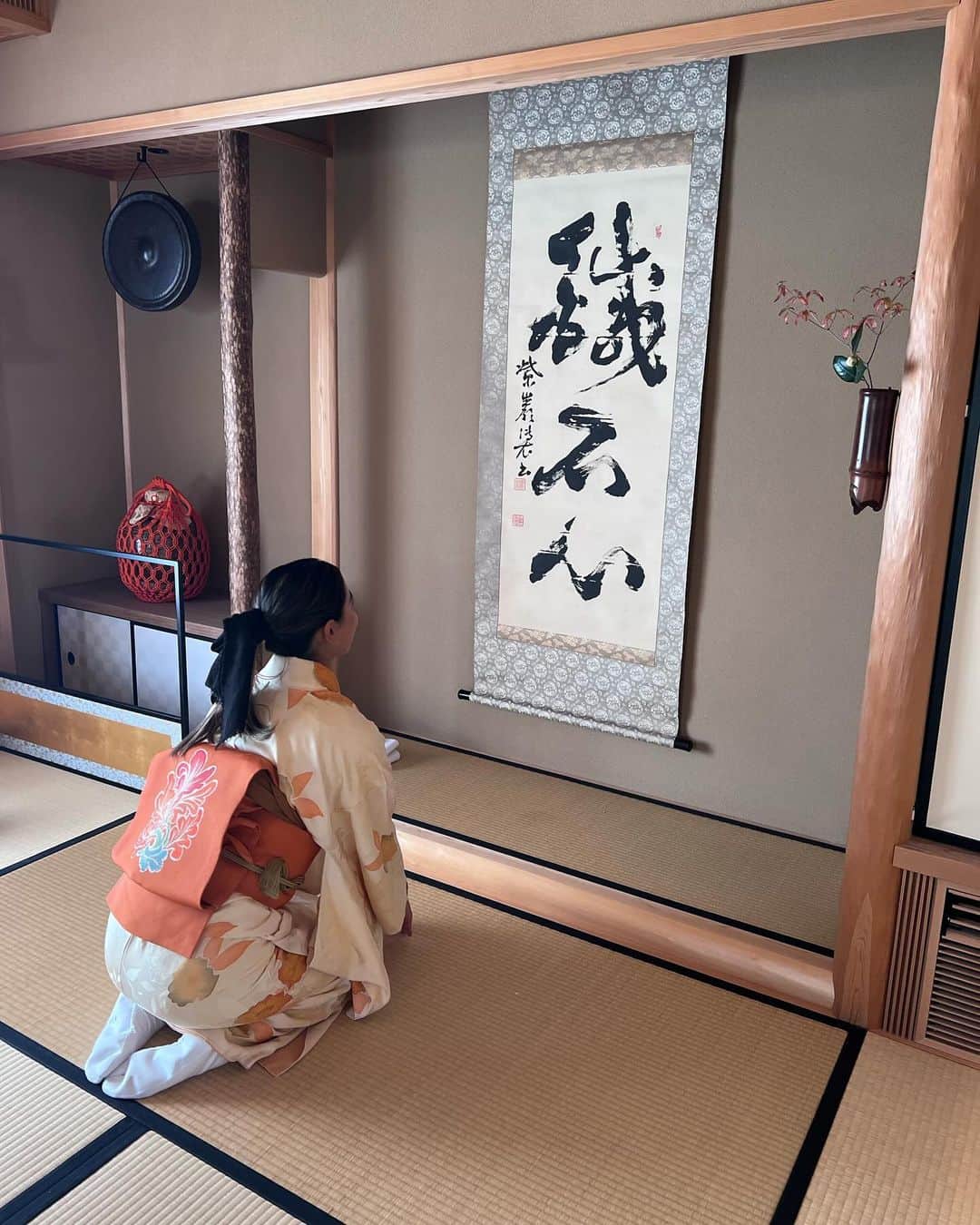真幸良さんのインスタグラム写真 - (真幸良Instagram)「今日のお稽古では少し早めの「炉開き」を…🍵  5〜10月は”風炉”と呼ばれる置き型の釜を畳の上に出すことで客人から熱い釜を遠ざけて涼やかさを演出するけれど、  11月に入ると畳を切った茶用の囲炉裏に釜を置く”炉”に切り替わり、今度は敢えて客人に熱い釜を近づけることで暖をとってもらう。  今日は風炉から炉に移行する季節の変わり目であり、”茶人の正月”とも呼ばれている「炉開き」を初体験✨  そして、5月に摘まれたお茶の葉は一旦茶壺で保管しこのタイミングで口切り(＝茶壺の口を開けること)をして新茶を頂く🌱  石臼で茶葉をパウダー状に挽く作業は想像以上に時間がかかって、やっと少し出てきた頃には愛おしくてたまらなくなる☺️笑  自分で挽いた抹茶を自分で点てて飲む贅沢…  人生であと何回できるんだろう🥹  今日は座学で土器/陶器/炻器/磁器の違いも勉強して、実物を見比べながら、みんなで目利きをしてみたり。  家に帰ったら家中の食器を集めて復習してみよう笑  今月のお稽古もとーっても楽しい時間でした😮‍💨  #茶道 #裏千家 #着物 #着物女子 #着物コーディネート #着物コーデ #小紋 #名古屋帯 #紅型 #teaceremony #matcha #kimonostyle #greentea」10月28日 15時56分 - mayuri_158cm