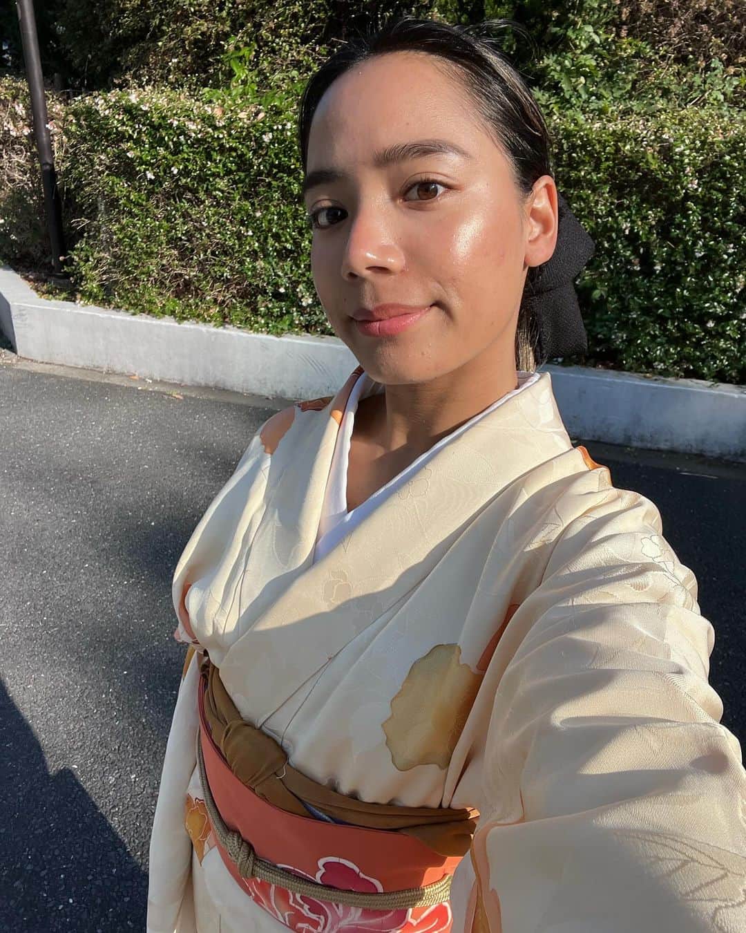 真幸良さんのインスタグラム写真 - (真幸良Instagram)「今日のお稽古では少し早めの「炉開き」を…🍵  5〜10月は”風炉”と呼ばれる置き型の釜を畳の上に出すことで客人から熱い釜を遠ざけて涼やかさを演出するけれど、  11月に入ると畳を切った茶用の囲炉裏に釜を置く”炉”に切り替わり、今度は敢えて客人に熱い釜を近づけることで暖をとってもらう。  今日は風炉から炉に移行する季節の変わり目であり、”茶人の正月”とも呼ばれている「炉開き」を初体験✨  そして、5月に摘まれたお茶の葉は一旦茶壺で保管しこのタイミングで口切り(＝茶壺の口を開けること)をして新茶を頂く🌱  石臼で茶葉をパウダー状に挽く作業は想像以上に時間がかかって、やっと少し出てきた頃には愛おしくてたまらなくなる☺️笑  自分で挽いた抹茶を自分で点てて飲む贅沢…  人生であと何回できるんだろう🥹  今日は座学で土器/陶器/炻器/磁器の違いも勉強して、実物を見比べながら、みんなで目利きをしてみたり。  家に帰ったら家中の食器を集めて復習してみよう笑  今月のお稽古もとーっても楽しい時間でした😮‍💨  #茶道 #裏千家 #着物 #着物女子 #着物コーディネート #着物コーデ #小紋 #名古屋帯 #紅型 #teaceremony #matcha #kimonostyle #greentea」10月28日 15時56分 - mayuri_158cm