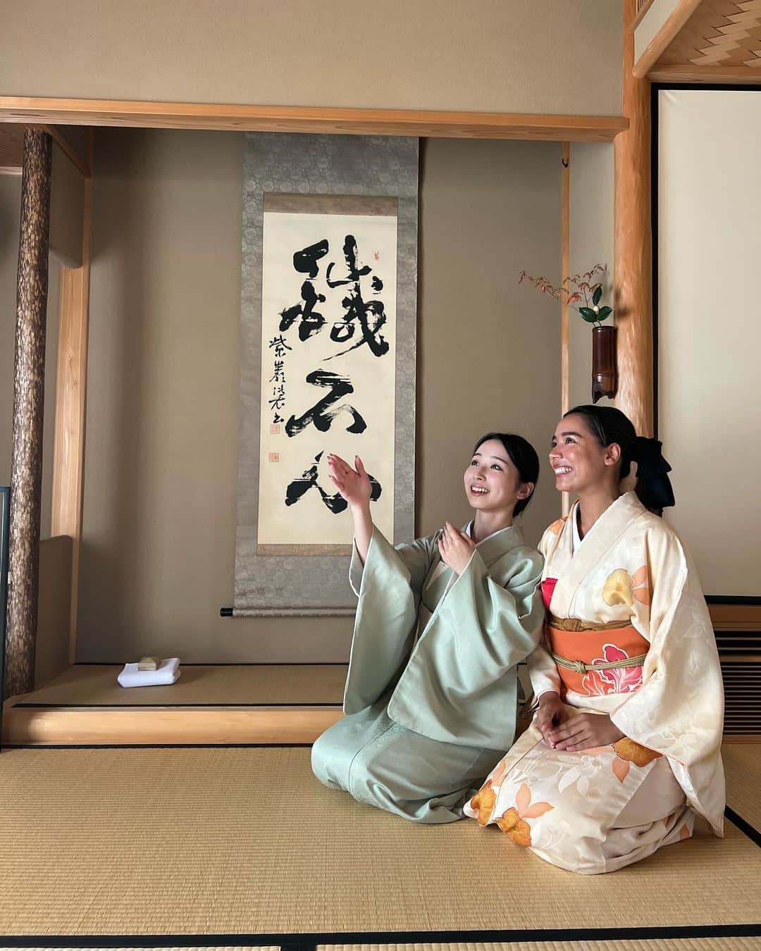 真幸良さんのインスタグラム写真 - (真幸良Instagram)「今日のお稽古では少し早めの「炉開き」を…🍵  5〜10月は”風炉”と呼ばれる置き型の釜を畳の上に出すことで客人から熱い釜を遠ざけて涼やかさを演出するけれど、  11月に入ると畳を切った茶用の囲炉裏に釜を置く”炉”に切り替わり、今度は敢えて客人に熱い釜を近づけることで暖をとってもらう。  今日は風炉から炉に移行する季節の変わり目であり、”茶人の正月”とも呼ばれている「炉開き」を初体験✨  そして、5月に摘まれたお茶の葉は一旦茶壺で保管しこのタイミングで口切り(＝茶壺の口を開けること)をして新茶を頂く🌱  石臼で茶葉をパウダー状に挽く作業は想像以上に時間がかかって、やっと少し出てきた頃には愛おしくてたまらなくなる☺️笑  自分で挽いた抹茶を自分で点てて飲む贅沢…  人生であと何回できるんだろう🥹  今日は座学で土器/陶器/炻器/磁器の違いも勉強して、実物を見比べながら、みんなで目利きをしてみたり。  家に帰ったら家中の食器を集めて復習してみよう笑  今月のお稽古もとーっても楽しい時間でした😮‍💨  #茶道 #裏千家 #着物 #着物女子 #着物コーディネート #着物コーデ #小紋 #名古屋帯 #紅型 #teaceremony #matcha #kimonostyle #greentea」10月28日 15時56分 - mayuri_158cm