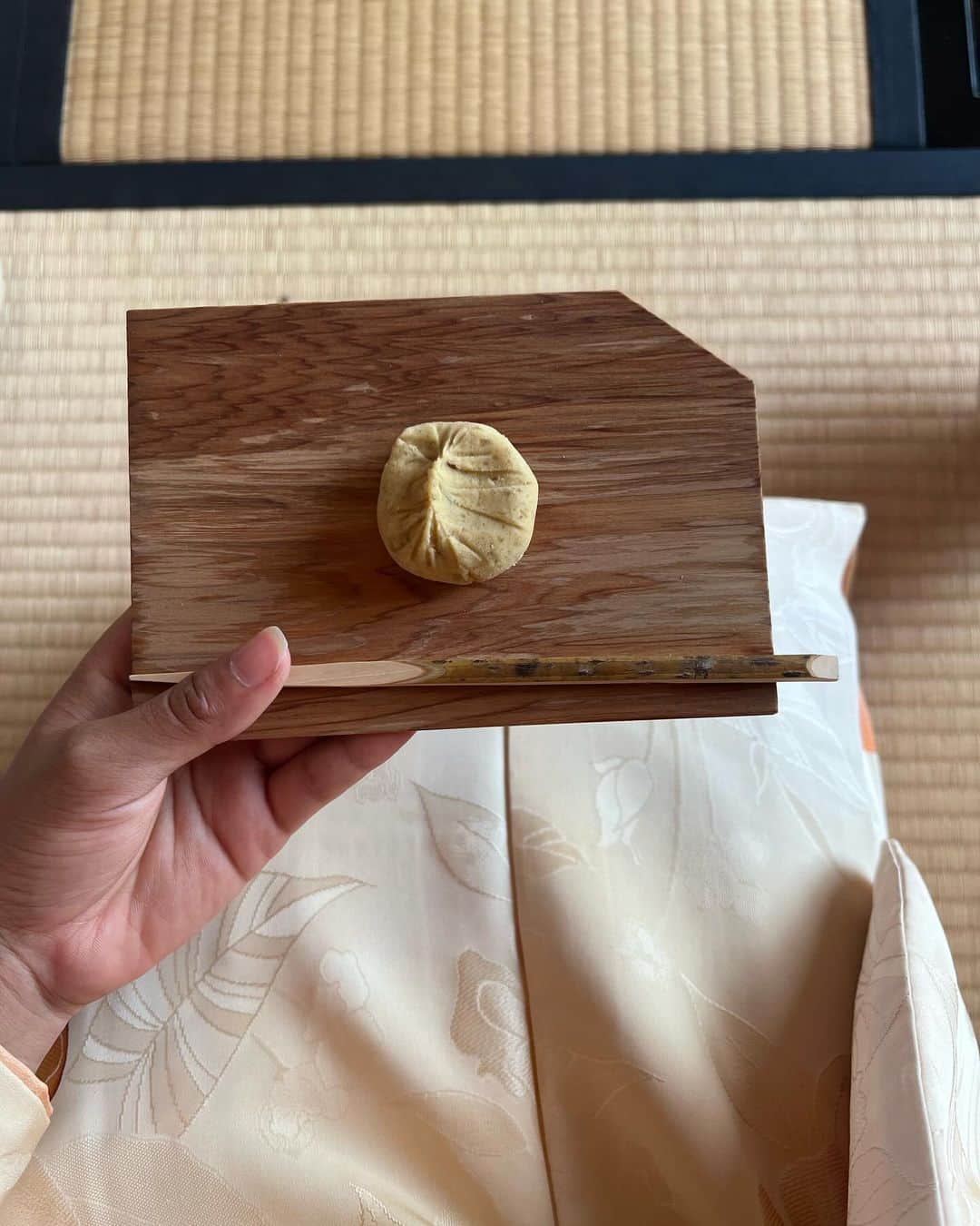 真幸良さんのインスタグラム写真 - (真幸良Instagram)「今日のお稽古では少し早めの「炉開き」を…🍵  5〜10月は”風炉”と呼ばれる置き型の釜を畳の上に出すことで客人から熱い釜を遠ざけて涼やかさを演出するけれど、  11月に入ると畳を切った茶用の囲炉裏に釜を置く”炉”に切り替わり、今度は敢えて客人に熱い釜を近づけることで暖をとってもらう。  今日は風炉から炉に移行する季節の変わり目であり、”茶人の正月”とも呼ばれている「炉開き」を初体験✨  そして、5月に摘まれたお茶の葉は一旦茶壺で保管しこのタイミングで口切り(＝茶壺の口を開けること)をして新茶を頂く🌱  石臼で茶葉をパウダー状に挽く作業は想像以上に時間がかかって、やっと少し出てきた頃には愛おしくてたまらなくなる☺️笑  自分で挽いた抹茶を自分で点てて飲む贅沢…  人生であと何回できるんだろう🥹  今日は座学で土器/陶器/炻器/磁器の違いも勉強して、実物を見比べながら、みんなで目利きをしてみたり。  家に帰ったら家中の食器を集めて復習してみよう笑  今月のお稽古もとーっても楽しい時間でした😮‍💨  #茶道 #裏千家 #着物 #着物女子 #着物コーディネート #着物コーデ #小紋 #名古屋帯 #紅型 #teaceremony #matcha #kimonostyle #greentea」10月28日 15時56分 - mayuri_158cm