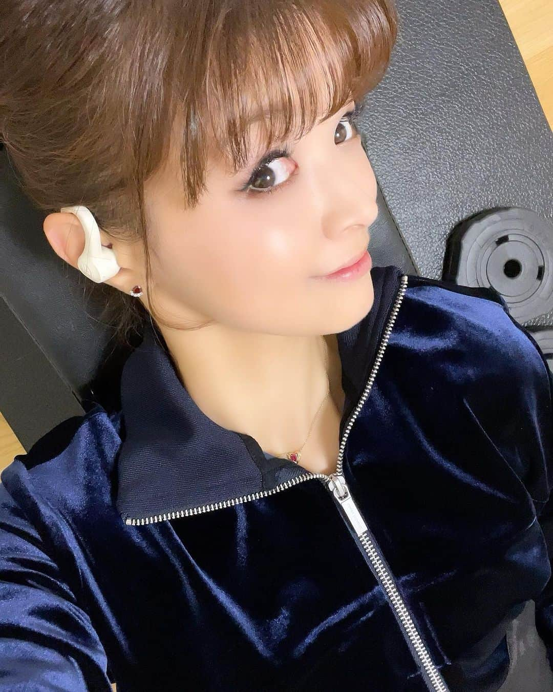 鈴木理沙さんのインスタグラム写真 - (鈴木理沙Instagram)「@jlab.japan 様より 『GO AIR SPORT TRUE WIRELESS EARBUDS』をご提供いただきました✨  ワイヤレスイヤホンなのに 5000円代の商品で‼︎ コストパフォーマンスが高く‼︎ 32時間の再生時間と‼︎  お手頃価格で毎日使うのに とぉっても最適❣️❣️❣️  カラーバリエーションも 全6種類あるそうです😍💕  私はトレーニングの時は勿論🏋️✨ 練習前や、試合前に🎳✨ 好きな音楽聴いたりして💕 コンディション整える時に使用しています🎵🎵🎵  スポーツされる方にも お勧めの商品です🩷  #jlab #jlabjapan  #ワイヤレスイヤホン #yourkindoftech  #コスパ最高 #使い易い #お勧め商品 #プロボウラー #鈴木理沙 #bowling #ABS #株式会社日本ケアクオリティ #ORIRO」10月28日 15時59分 - risasuzuki0929