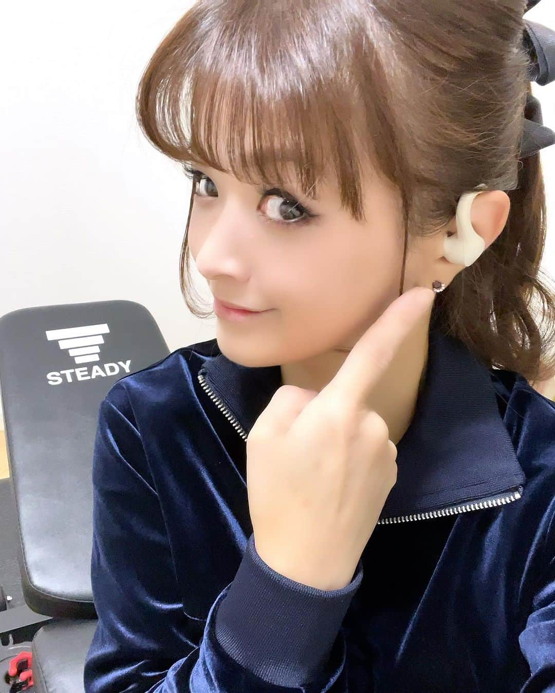 鈴木理沙のインスタグラム：「@jlab.japan 様より 『GO AIR SPORT TRUE WIRELESS EARBUDS』をご提供いただきました✨  ワイヤレスイヤホンなのに 5000円代の商品で‼︎ コストパフォーマンスが高く‼︎ 32時間の再生時間と‼︎  お手頃価格で毎日使うのに とぉっても最適❣️❣️❣️  カラーバリエーションも 全6種類あるそうです😍💕  私はトレーニングの時は勿論🏋️✨ 練習前や、試合前に🎳✨ 好きな音楽聴いたりして💕 コンディション整える時に使用しています🎵🎵🎵  スポーツされる方にも お勧めの商品です🩷  #jlab #jlabjapan  #ワイヤレスイヤホン #yourkindoftech  #コスパ最高 #使い易い #お勧め商品 #プロボウラー #鈴木理沙 #bowling #ABS #株式会社日本ケアクオリティ #ORIRO」