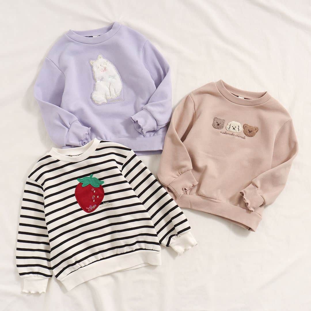アプレレクールオフィシャルのインスタグラム：「＼モチーフがかわいいトレーナーが登場♡／  女の子の好きなモチーフがデザインされた 裏毛トレーナー。  イチゴの中にはきらきらのスパンコールがはいってます♪ ねこモチーフはふわふわデザイン、 いぬとくまはボアのアップリケになっているなど 細かい部分にこだわりがつまったアイテム♡  通園通学、おでかけどちらにも使いやすいトレーナーです◎  🏷3柄GIRLSバラエティトレーナー　2,090円（税込） (V511013)（80～140㎝）  ▼オンラインストアはこちら @foonline  オンラインストアでも販売中です♪  ======================= 商品詳細や価格は ショッピングタグからご覧いただけます★ =======================  #アプレレクール #apreslescours #アプレキッズ #こどもふく #子ども服 #オシャレキッズ  #子供服 #キッズ服 #ママリ #たまひよ #キッズフォト  #女の子コーデ  #女の子服 #むすめふく  #キッズトップス #キッズトレーナー」