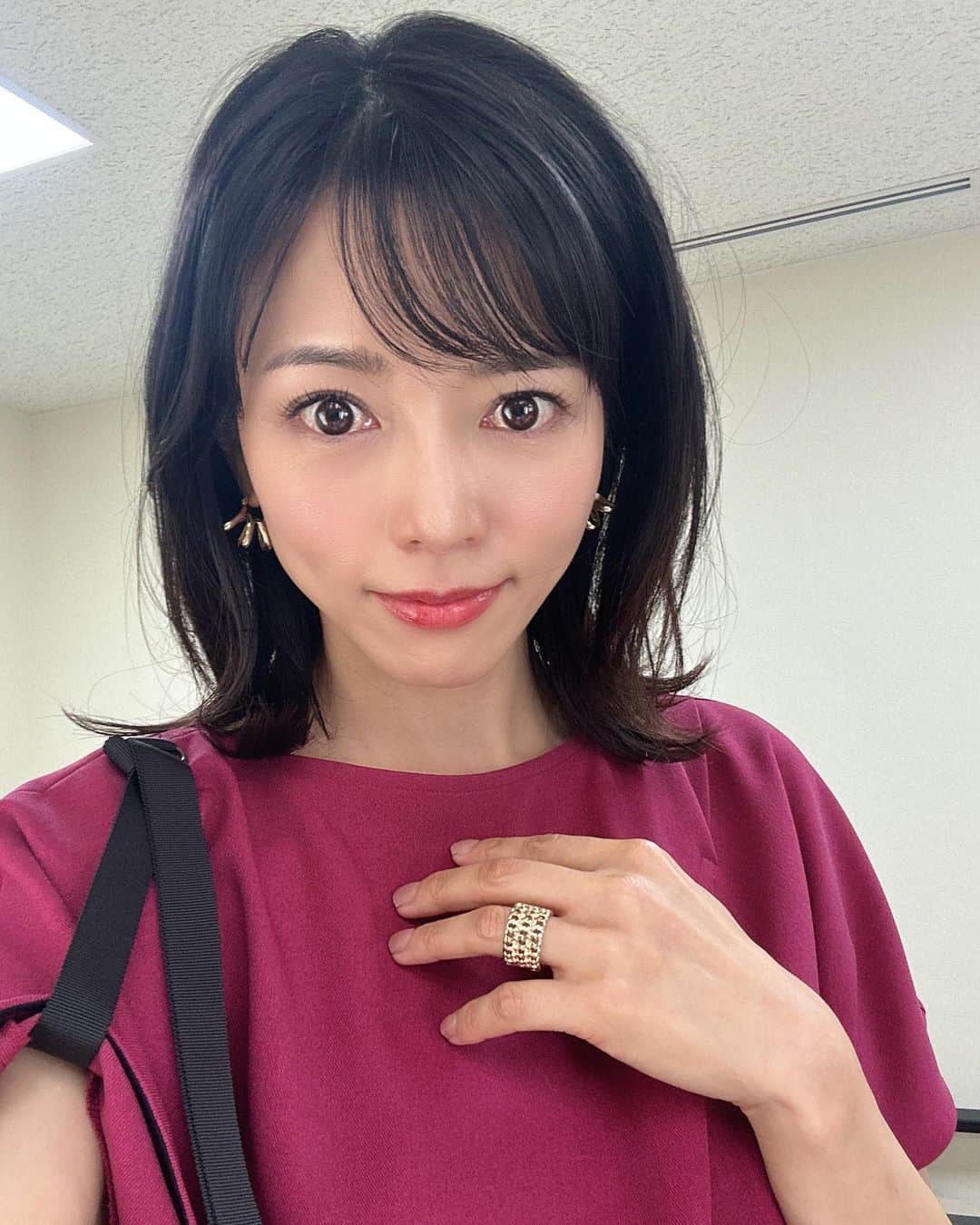 釈由美子さんのインスタグラム写真 - (釈由美子Instagram)「今日は番組収録でした📺  鮮やかなボルドー🍷カラーの大人ワンピースを着て ママチームで楽しくがんばってきました👩💕  息子も大好きな番組なので🤩 今朝家を出るとき、めっちゃ応援してくれました📣  結果はいかに⁈🫣笑  情報解禁されたらお知らせします☺️ ぜひオンエアをご覧ください♪  👗本日の衣装👠  ワンピース @wacca_official ピアス @boo_bijou_room リング @lohmejewelry  #大人ワンピ#大人ワンピース#秋ワンピ」10月28日 16時18分 - yumikoshaku