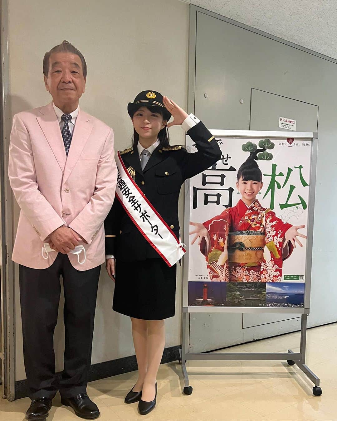 大里菜桜さんのインスタグラム写真 - (大里菜桜Instagram)「今日は香川県警察特別交通安全サポーターに任命されました。皆さんと一緒に交通安全についてお勉強したり、抽選会(かなり豪華でした)のお手伝いをして楽しかったです🥹 応援に来てくださった皆さんありがとうございました🙏  制服似合ってますか？ フリーアナウンサーの植松おさみさんとご一緒させていただき緊張したけどとても勉強になりました！  それでは、これからも皆さんの安全な生活を応援しています。暗くなるのが早くなる季節、反射剤などを活用して安全にお過ごしくださいね。  #香川県#特別交通安全サポーター#大里菜桜#大先輩#植松おさみさん#緊張した #高松市#高松盆栽#たか松bonsai大使 #盆栽たいそう#ポスターも掲載していただきありがとうございました#皆さんに感謝」10月28日 16時10分 - naooosato