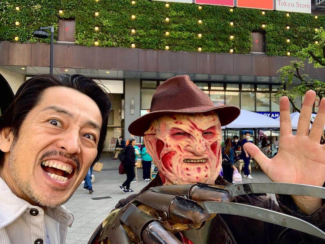 のインスタグラム：「広島フレディさんに会って来たよ❣️ 色々お話しさせてもらって楽しかったー！ 今日来れなかった娘のためにステッカーまでくれたよ！フレディさんありがとう！ #蒲田ハロウィン  #広島フレディ」