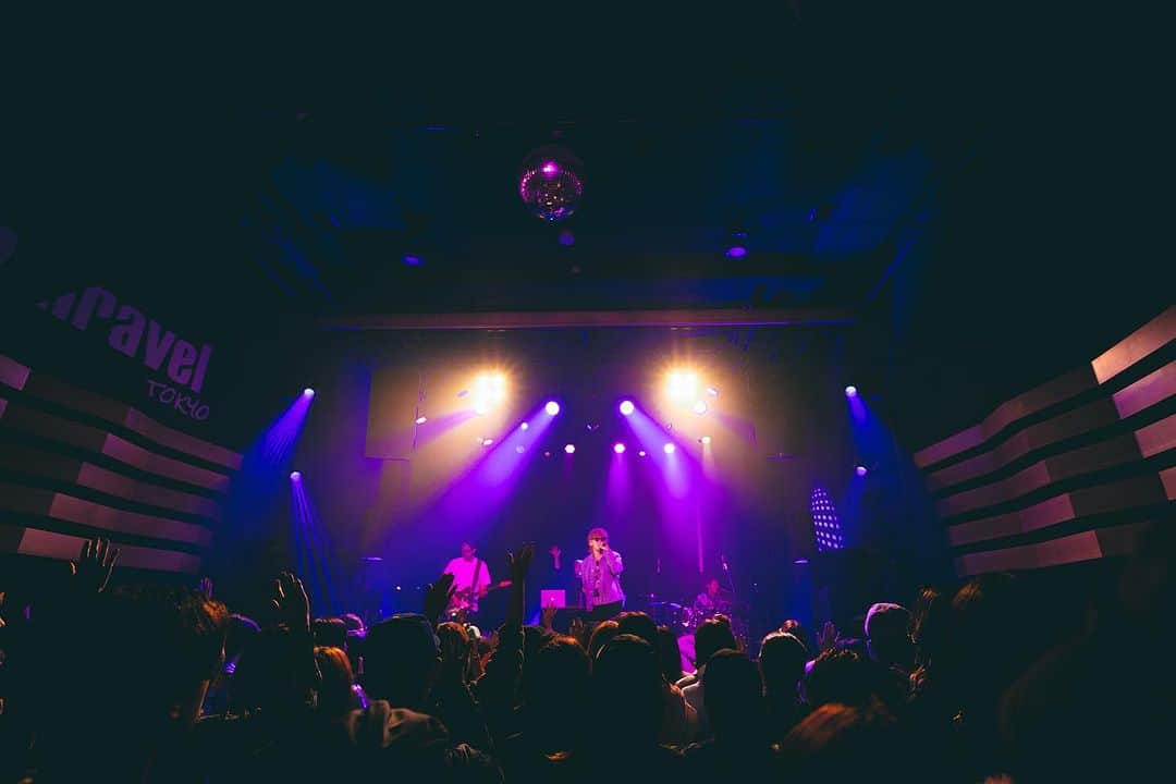 草川瞬のインスタグラム：「2023.10.22 ⁡ Harvest ⁡ 【Welcome Opening LIVE】 M1. KOTODAMA ⁡ 【本編SET LIST】 M1. Opening M2. Desire M3. コンプレックス M4. Fall in M5. ちから w/z lecca M6. For you w/z lecca M7. DALA-DALA M8 Saturday Night M9. Highball ⁡ 再スタートの新しい一歩という事で 今回のアルバムで作った新曲中心で構成しました そしてLIVEは特別な時にいつも一緒に 音を奏でてくれるBANDメンバーでお届け ⁡ DJ @djcozyjapan  Guitar Tsuyo-B Drums @mitsudrums  ⁡ 刺激的かつ安心感のある最高のメンバーです 改めてBANDのメンバーも紹介します🔥  見に来てくれた人はどの曲が印象的だったかな？ ⁡ 嗚呼早くLIVEしたいよ この一歩は本当に大きな一歩だったよ 皆のお陰で大きな意味を持ちました ⁡ これからも頑張ります」