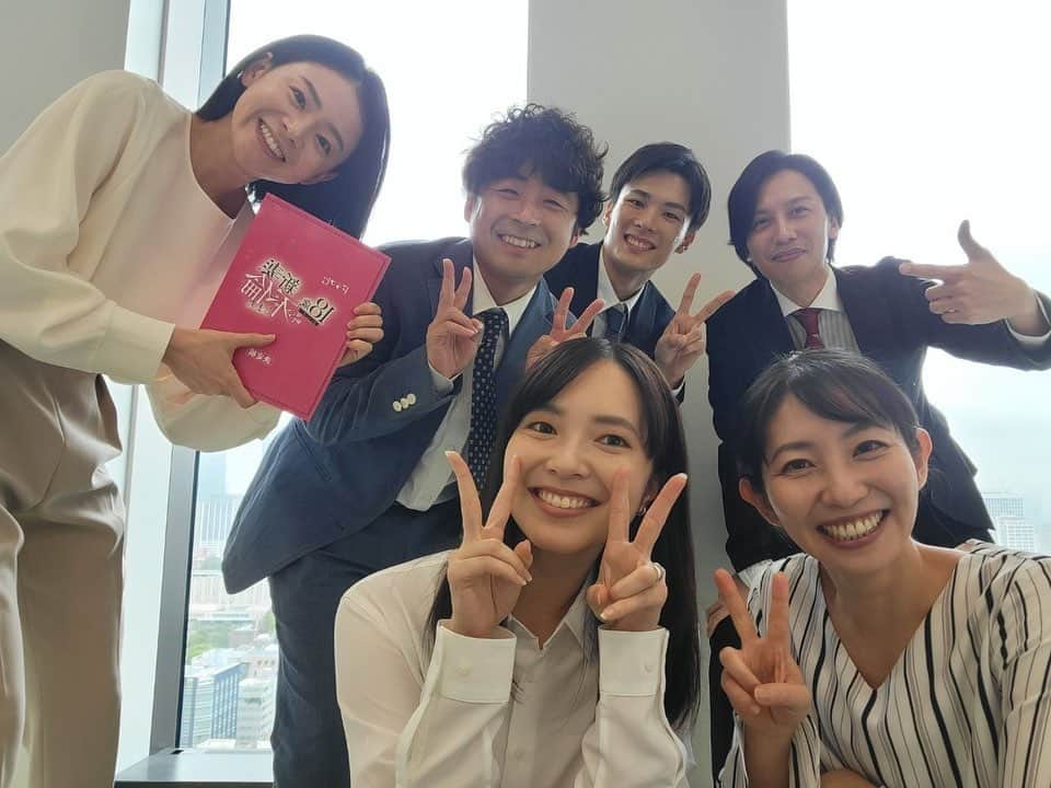 大原梓さんのインスタグラム写真 - (大原梓Instagram)「. 『 18歳、新妻、不倫します。』第3話、今夜放送です~！  #ABCテレビ  明日10/29(日)23:55~ #テレビ朝日  本日10/28(土)26:30~  社員の皆さまと🫶🏻 今週もぜひ！お楽しみに☺︎ #18歳新妻不倫します #新妻不倫」10月28日 21時00分 - ohara_azusa