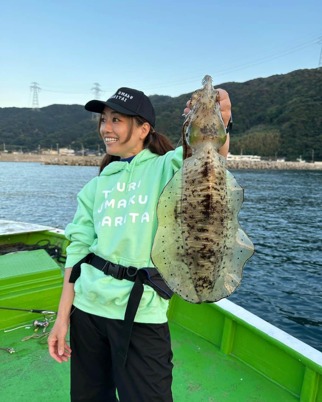 彼方茜香さんのインスタグラム写真 - (彼方茜香Instagram)「ボートエギング♥ 勝負は夕方の約2時間!! って意気込んで投げた1投目でトンってショートバイト。 これで合わせられなかったので、少し沈めてもっかいしゃくって止めた瞬間ギュンっ！！ 660gのアオリイカゲットー🦑 完全プライベートエギング♪ @clutch_camp_99  さん♪ @mushi96 さん♪ まーくん船長♪ 本当にありがとうございました✨️ 次の日の朝まづめも連れてっていただいたのに、冷え込んだ朝に私の体温がやられてノックアウト⍨⃝︎💭 朝晩は防寒ガッツリの準備必須です！ TSURIUMAKUNARITAI✨️ @youshi_official  オンラインショップでご購入いただけまーす·͜·   #アオリイカ  #ボートエギング  #sarynfishing」10月28日 16時14分 - serikaochikata