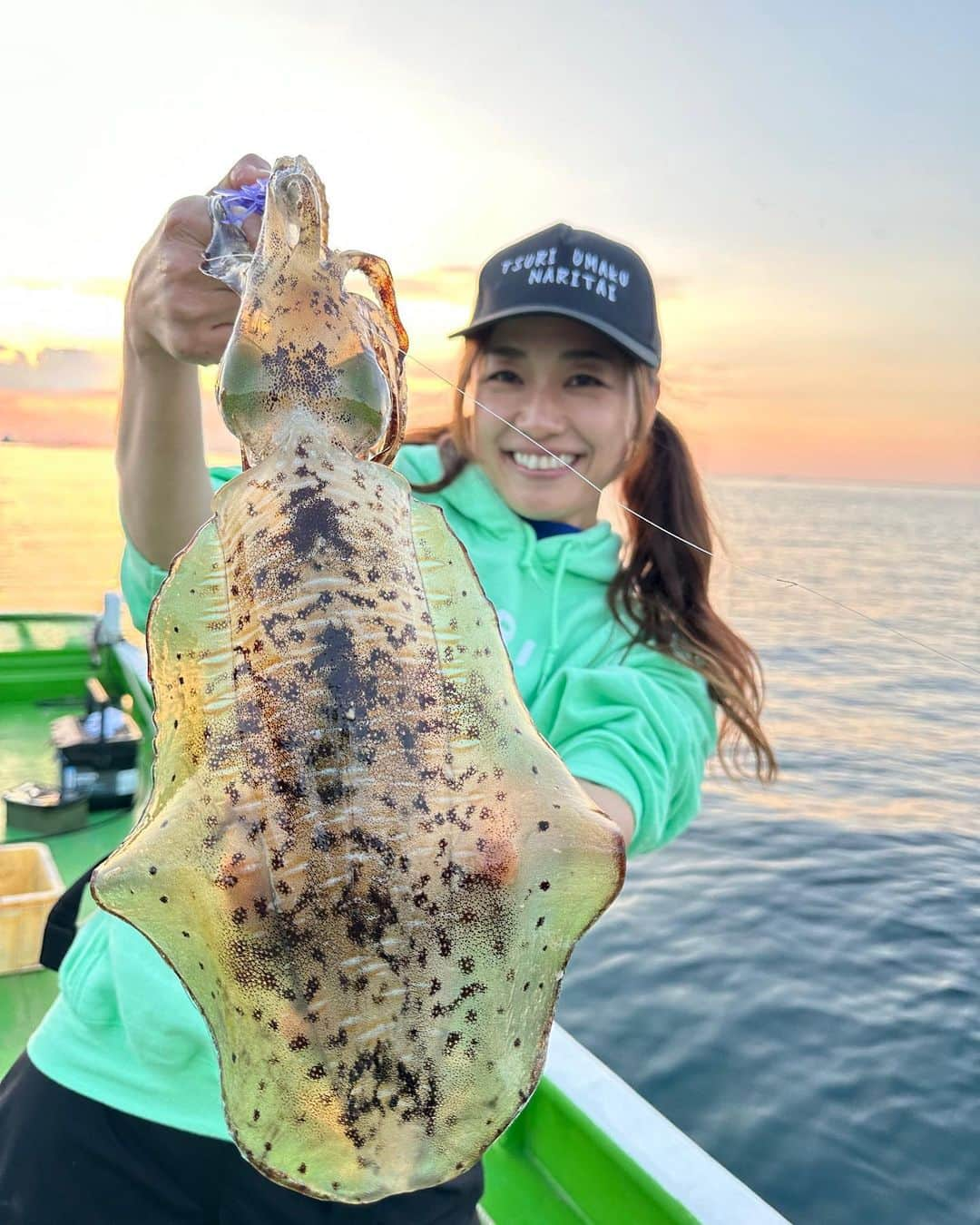 彼方茜香のインスタグラム：「ボートエギング♥ 勝負は夕方の約2時間!! って意気込んで投げた1投目でトンってショートバイト。 これで合わせられなかったので、少し沈めてもっかいしゃくって止めた瞬間ギュンっ！！ 660gのアオリイカゲットー🦑 完全プライベートエギング♪ @clutch_camp_99  さん♪ @mushi96 さん♪ まーくん船長♪ 本当にありがとうございました✨️ 次の日の朝まづめも連れてっていただいたのに、冷え込んだ朝に私の体温がやられてノックアウト⍨⃝︎💭 朝晩は防寒ガッツリの準備必須です！ TSURIUMAKUNARITAI✨️ @youshi_official  オンラインショップでご購入いただけまーす·͜·   #アオリイカ  #ボートエギング  #sarynfishing」