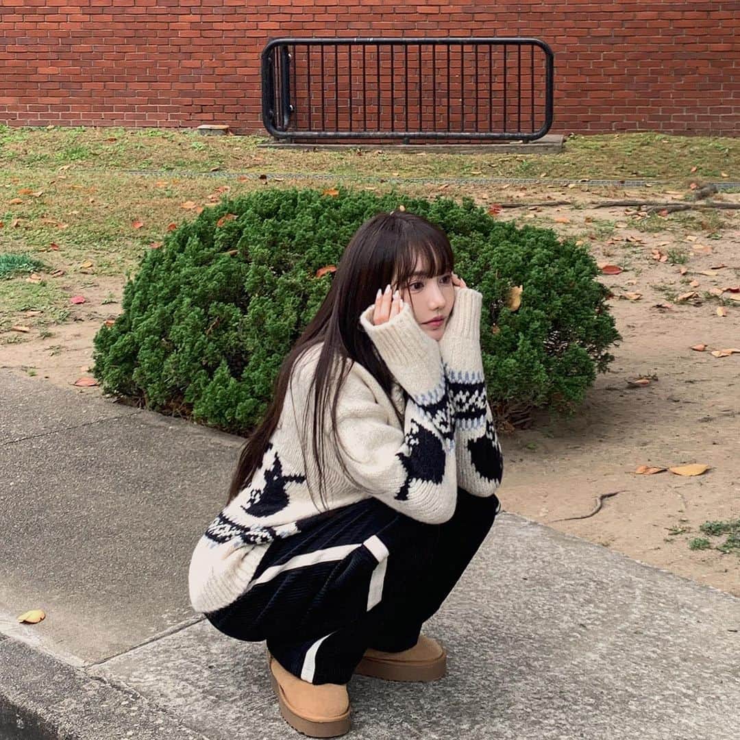 ソアのインスタグラム：「갑자기 지나가던 가을이 멈춰섰나봐요..? 포근하고 좋긴한데 빨리 이쁜꼬까들 입게 겨율 와뚜묜…😗 이번 코듀바디 미텨따구😆🖤」