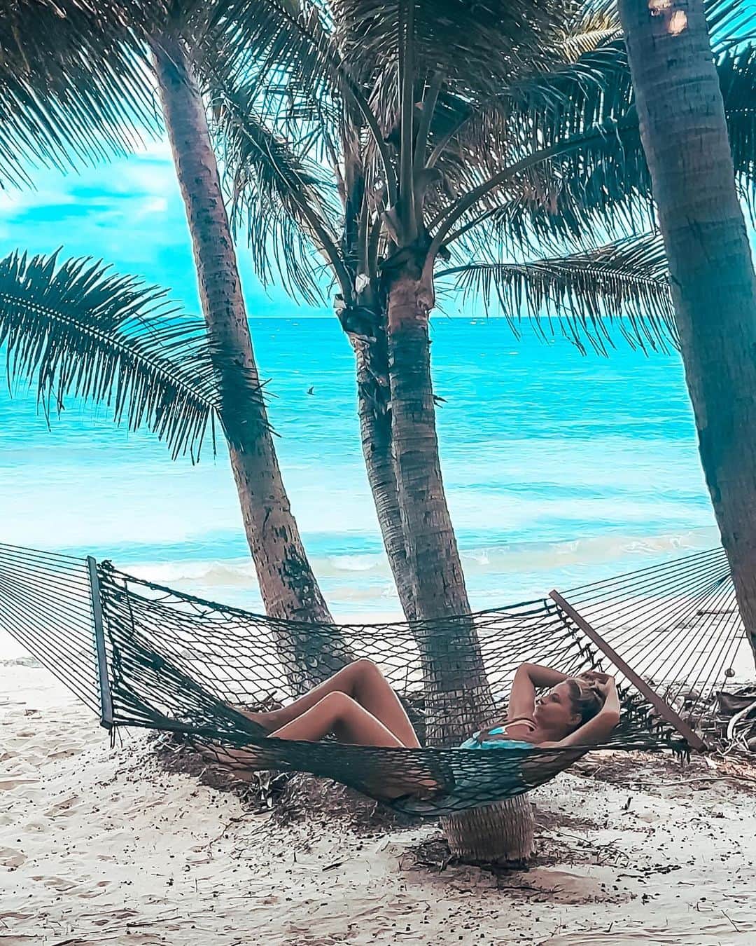 ジェネビーブ・モートンのインスタグラム：「If you had to pick a dream vacation where would you go and what would do?」