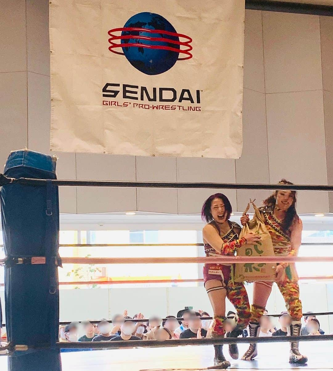 DASH・チサコのインスタグラム：「勝利者賞のお米を受け取ってとても喜んでた私w #仙女  #sendaigirlspro #女子プロレス #プロレス #SENJO #dashchisako  #令和アルテマパワーズ」