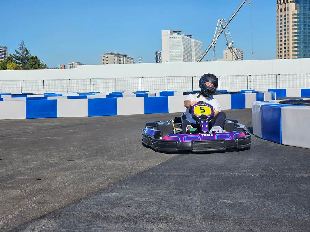 中曽根 康隆のインスタグラム：「【シティサーキット東京ベイ】がいよいよオープンします！本格的なEVカートのサーキットで大人から子供まで楽しめます。プレオープンで走ってきましたが、スリル満点、迫力満点。BBQやサウナ、バーも併設される予定で、今後が楽しみです。そしてなんと、地元前橋にもオープンする計画が進んでいます。皆さん、お楽しみに！！TOM’Sの皆さん、大変お世話になりました🏎」