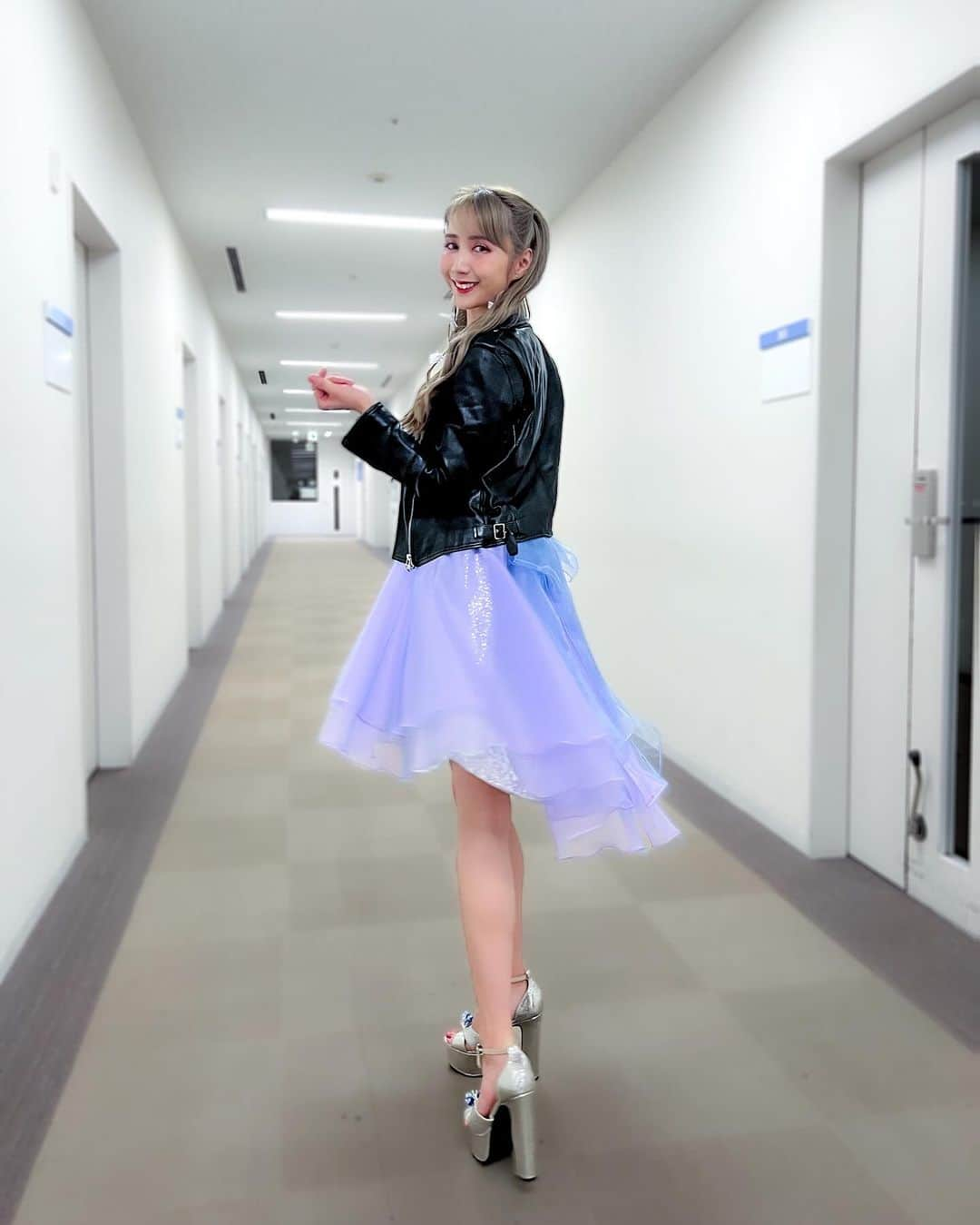 サラ・オレインのインスタグラム：「LA DIVA Sarah styling 𝒩𝑜.𝟣 The Idol 今夜のサラスタイル𝒩𝑜.𝟣 「アイドル」  Yep, didn’t think I’d be performing Idol on the media! #oshinoko   Dress/Skirt @miimo_styling  Hair/Makeup @tadatomo0505   #サラスタイル #sarahstyling #ladiva #sarahalainn #サラオレイン #miimo #musicfair #推しの子」