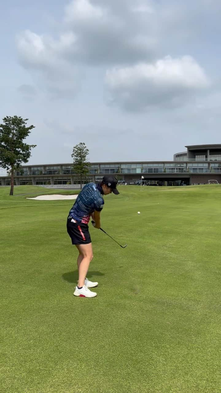 三枝こころのインスタグラム：「ずっと見てらるシリーズ⛳️ リズム・音・力感、最高のお手本です🫡 古閑プロ @kogamihokogamiho 。 とのラウンドは本当にイメージが良くなって、いつもスコアが安定します。 この日は20.30.40yのアプローチについて聞いたら、その距離のフルスイングをまず知る！ 加減は🆖🤣 この日をきっかけに、基本的には52度でアプローチする様になりました。 58度でフルスイングはイメージが湧かなすぎることがわかりました。 52度の膝〜膝 52度の腰〜腰 が私にはいいみたい。 引き続き練習して自分のものにする。 #古閑プロ #賞金女王 #ラウンド #セントナイン #ずっと見てられるシリーズ #音 #リズム #力感 #アプローチ #golf」